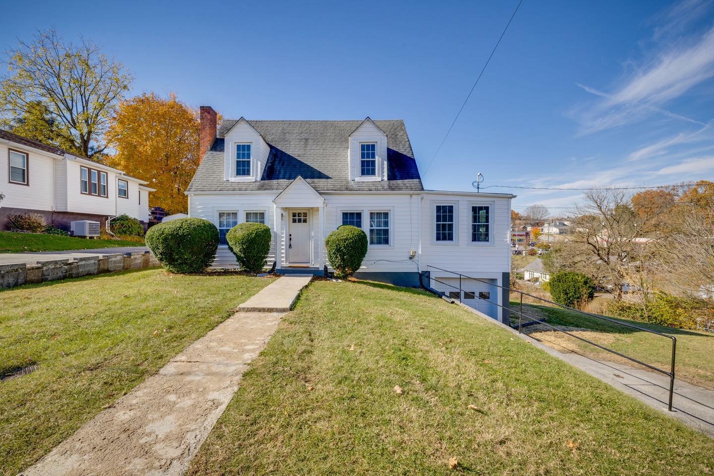 ✨ N E W  L I S T I N G ✨

❗️Shares Appreciated ❗️

Adorable Cape Cod style home that&rsquo;s fully renovated on a double lot?! Yes, please! This home is in historic Fairmount neighborhood in the ❤️ of Bristol, TN and features 3 🛏️ and 1 🛁. From the