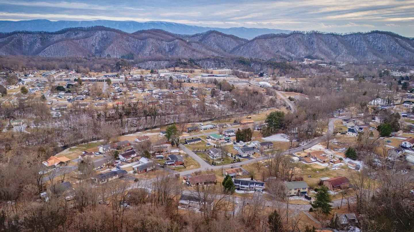 This view is a lot snowier at the moment, but still beautiful! 

Our latest listing on San Antonio Drive in Bristol, TN will give you glimpses of these gorgeous mountains 😍

📲 423-389-8007

Listing provided by HBX Realty