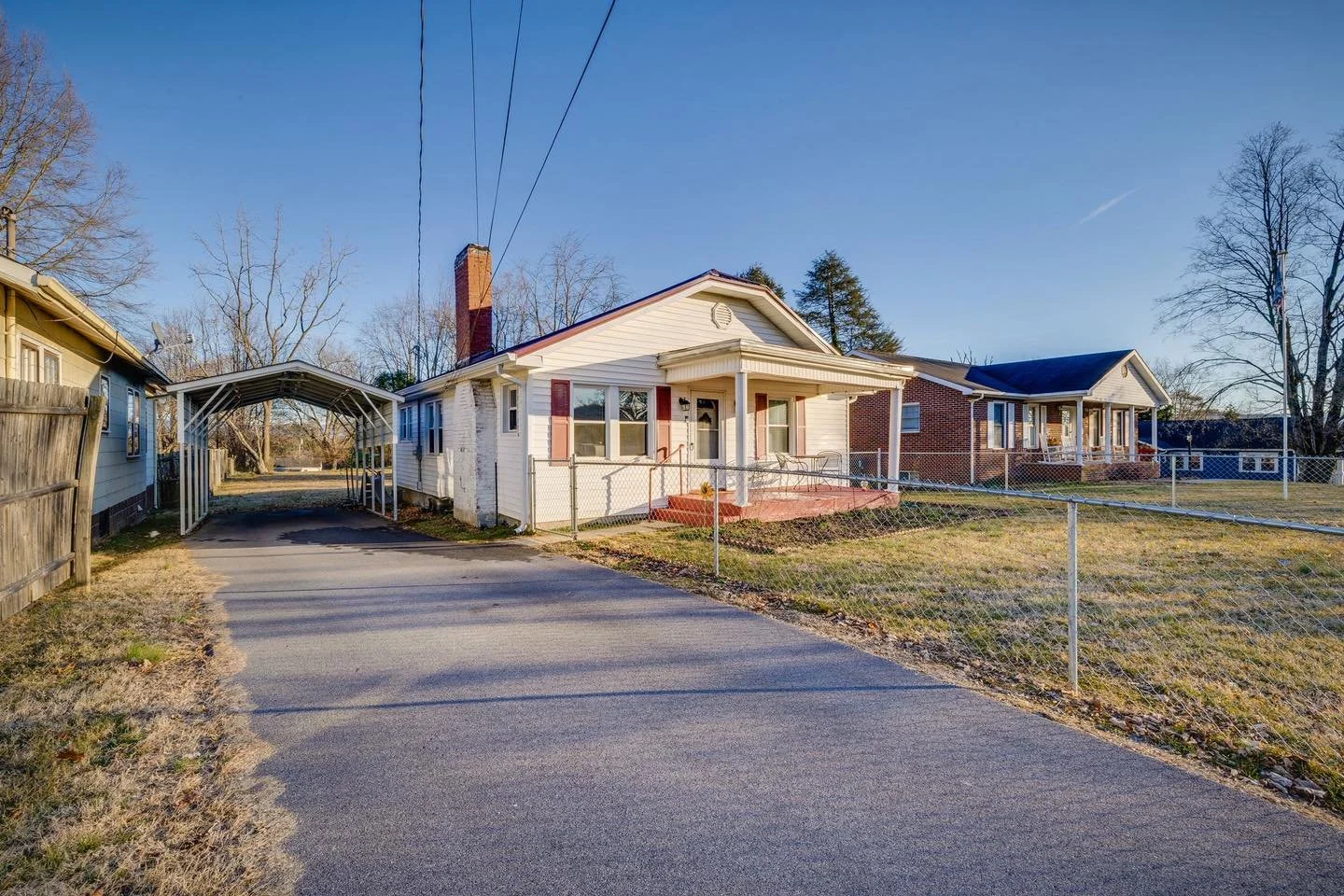 ✨ N E W  L I S T I N G ✨

❗️Shares Appreciated ❗️

Y&rsquo;all, this cutie is affordable, adorable and in an amazing Bristol, VA location! Featuring 2 🛏️ and 1 🛁, the updated and well maintained home features beautiful hardwood floors, fresh paint 
