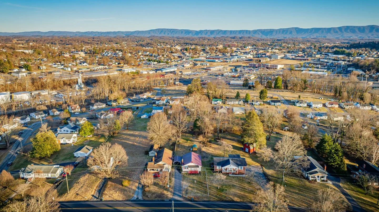 After all the snow we&rsquo;ve had over the last several weeks, it&rsquo;s encouraging to see these mountain views with some sunshine! 

Y&rsquo;all, look how beautiful! 😍 We may be a bit biased but we live in one of the most beautiful regions! 

Wa