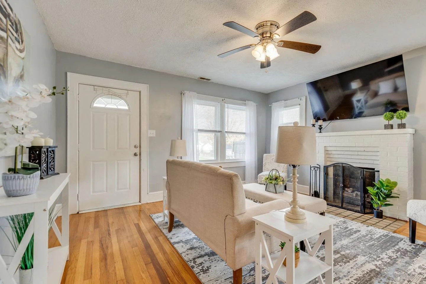 Cozy, bright &amp; cheerful ❤️

Just some of the words that come to mind when we think about 322 Randolph Street in Bristol, VA! 

Y&rsquo;all, this cutie is available and just waiting on you! 

📲 423-389-8007

Listing provided by HBX Realty