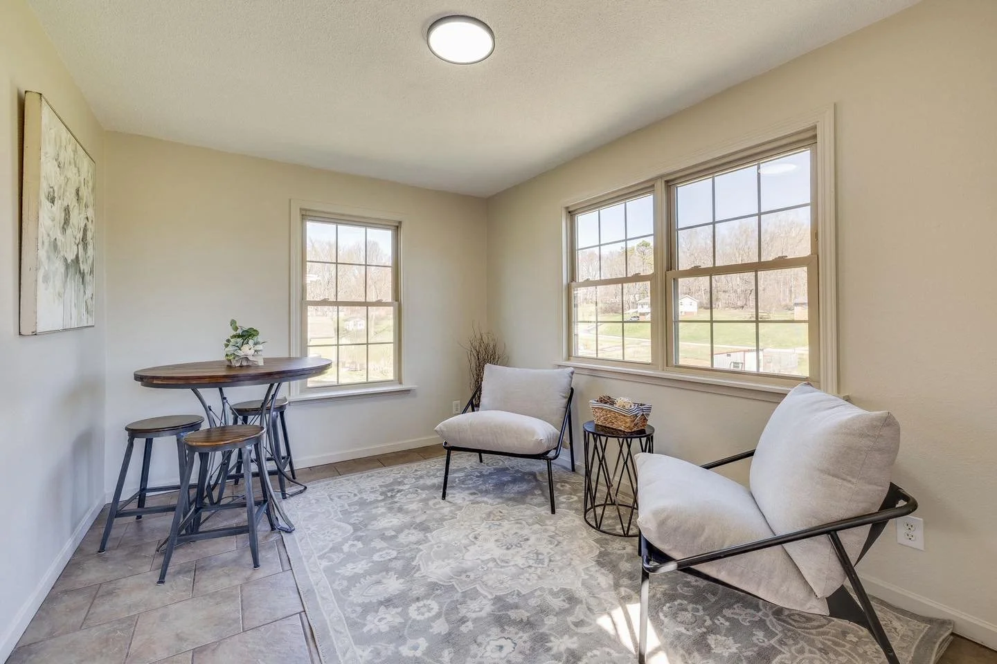 Whether it&rsquo;s watching the snow fall or a warm summer day, this sunroom at one of our latest listings on Choctaw Drive in Chuckey, TN is one of the most relaxing places to be! ❤️

📍 895 Choctaw Drive Chuckey, TN 
💲315,000

📲 423-389-8007

Lis