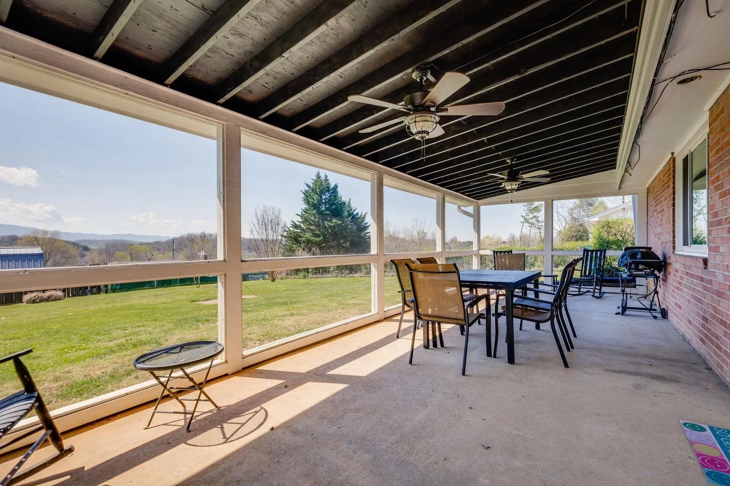 A screened in porch just in time for summer!? 

Yes, please! 

This one can be yours as it&rsquo;s found at our latest listing on Meadow Wood! 

📍 125 Meadow Wood Drive Bristol, TN 37620

📲 423-389-8007

Listing provided by HBX Realty
