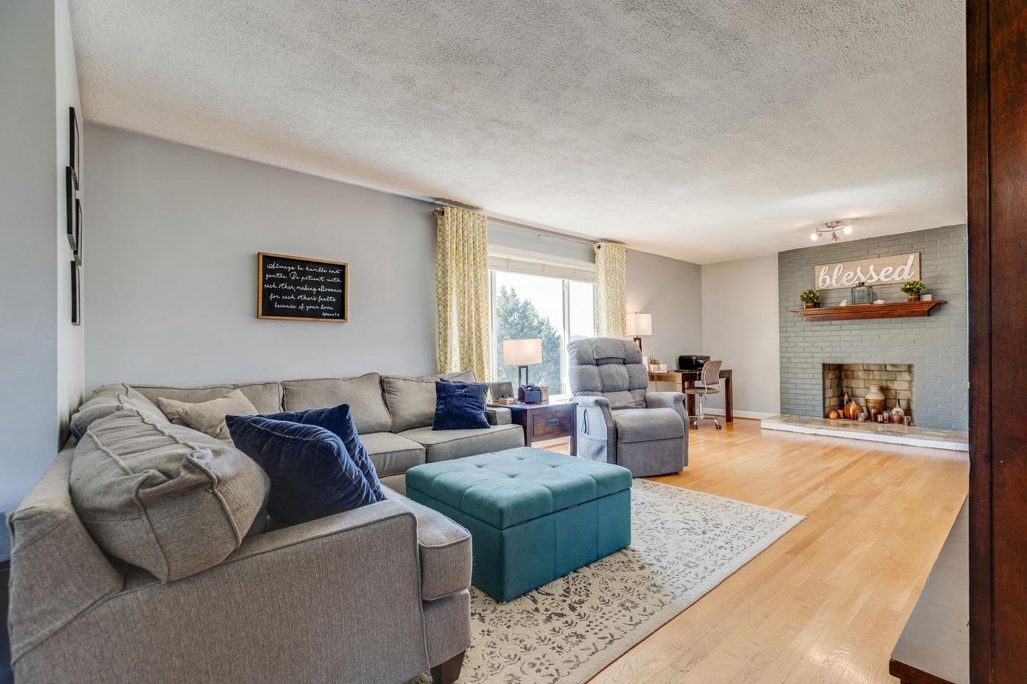 A home with ✌️ living spaces is one of our favorite things! This home has so much space and has a true 4th bedroom in addition to this downstairs den space! We ❤️ that! 

📍 125 Meadow Wood Dr. Bristol, TN 37620
💲349,900

📲 423-389-8007

Listing pr