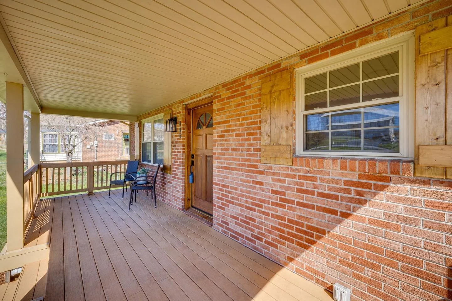 We ❤️ this big front porch at our listing on Choctaw Drive in Chuckey, TN and think you will too 😉

📍 895 Choctaw Drive Chuckey, TN 37641
💲309,900

📲 423-389-8007

Listing provided by HBX Realty