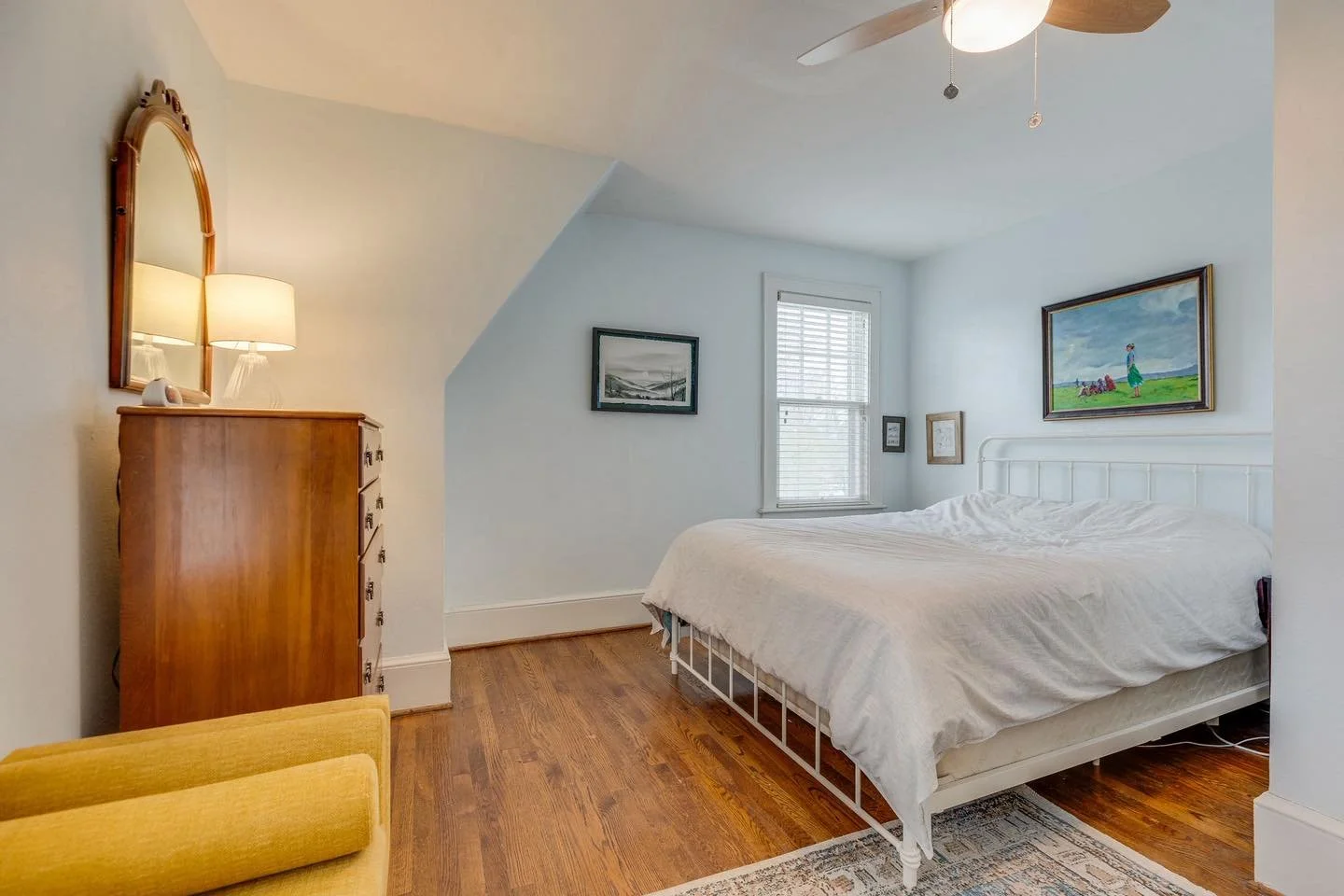 Our latest listing at 911 Georgia Avenue in Bristol, TN has 4 generously sized bedrooms! 🛏️

3 are upstairs and one is in the lower level but all are a great size with more closet space than you&rsquo;d expect for a 1920&rsquo;s home 😊

Need to upg