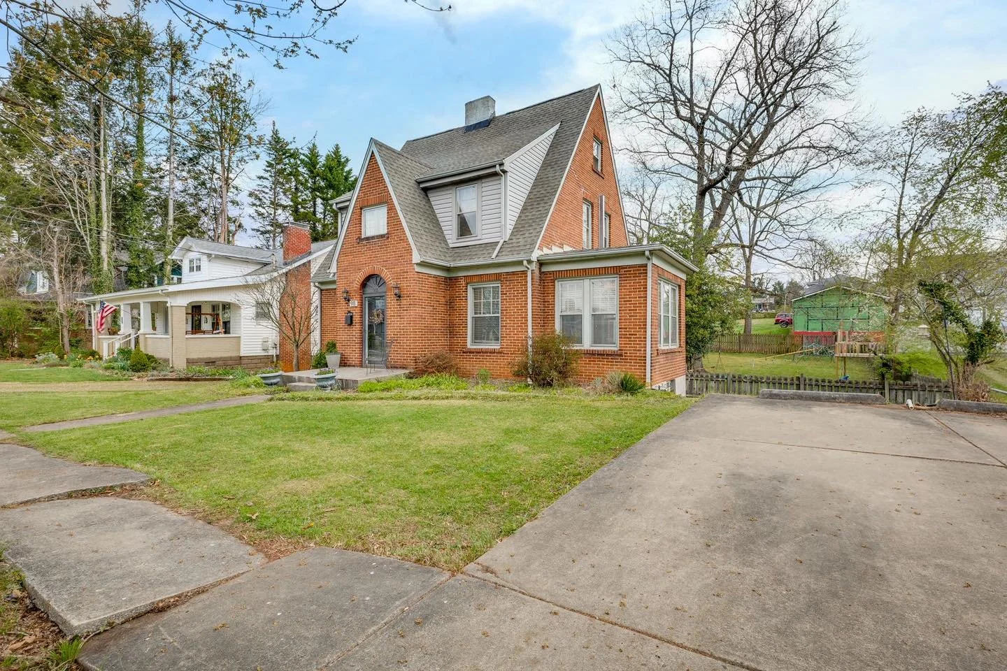 This stunning on home on Georgia Avenue in Bristol, TN is absolutely dreamy 😍 

Featuring 4 bedrooms and 1.5 baths, upon entry, you will love the easy flow of the main level! All the natural light, all the cozy, all the storage space! 

📍 911 Georg