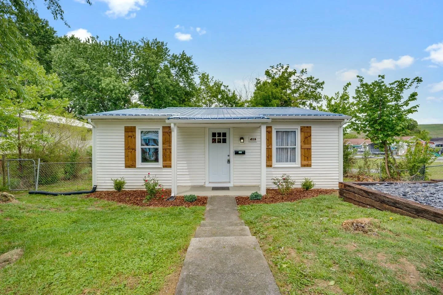 ✨ N E W  L I S T I N G ✨

❗️Shares Appreciated ❗️

Renovated home in convenient Johnson City location! This 3 🛏️ / 1 🛁 home features a metal roof, new heat pump, and large fenced yard. Inside is a sunny living room with new vinyl plank flooring. Th