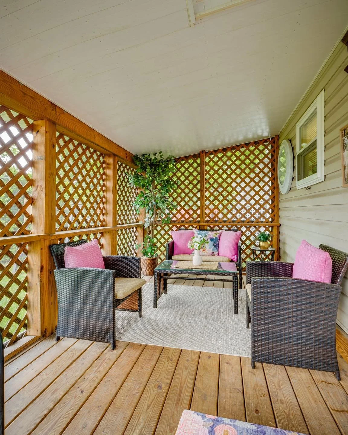 Isn&rsquo;t it a lovely day to be relaxing on your screened in porch!? If you lived at our listing at 21 16th Street in Bristol, TN, you could be! 

This fresh to the market listing won&rsquo;t last long! 🔥🔥🔥

📍 21 16th St. Bristol, TN 37620
💲 2
