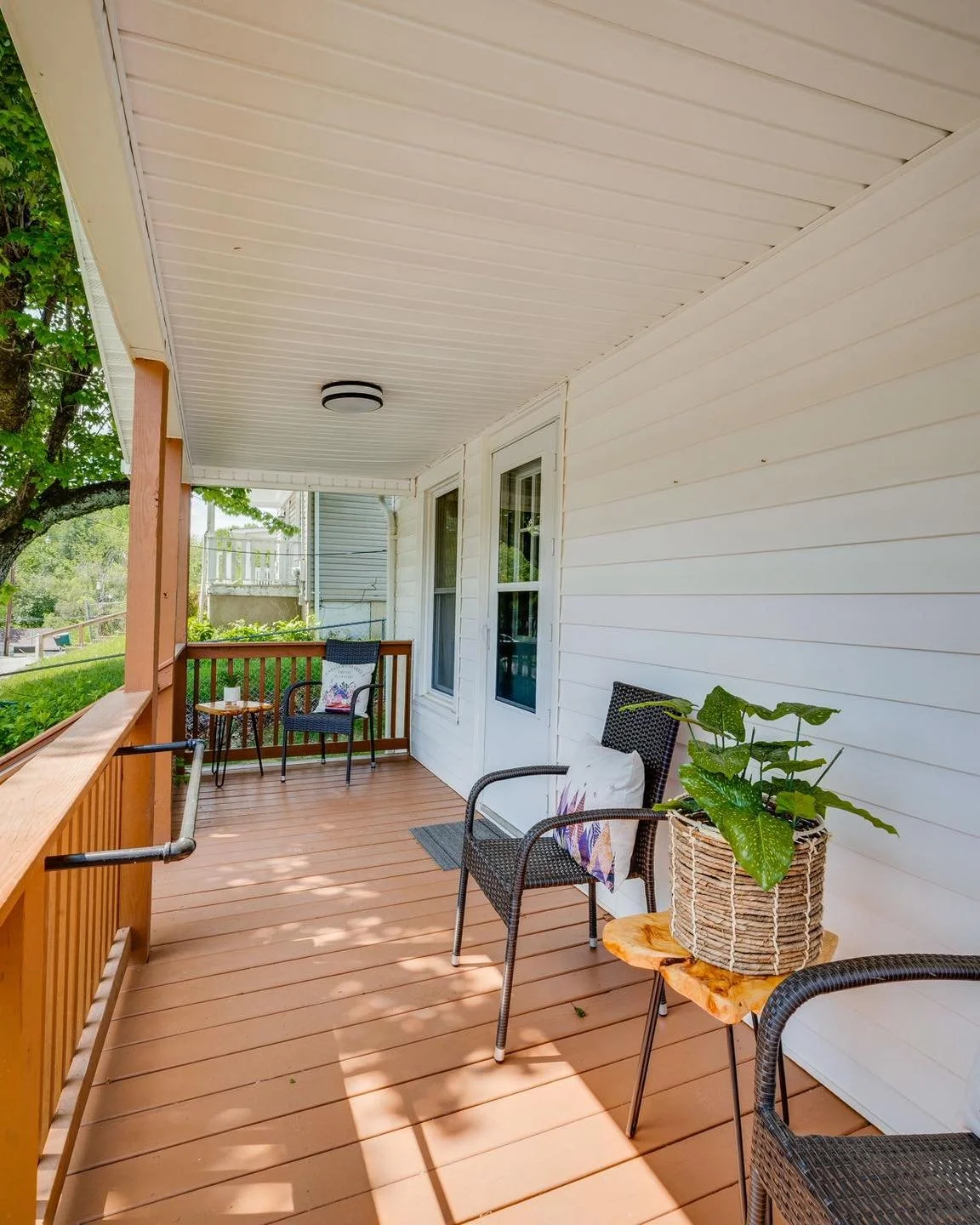 Happy Sunday, friends! We hope you&rsquo;ve been able to rest and relax this holiday weekend and if you need an awesome front porch to do it on, well, we have a few! 

📍119 Esther Street Bristol, TN 37620

📲 423-389-8007

Listing provided by HBX Re