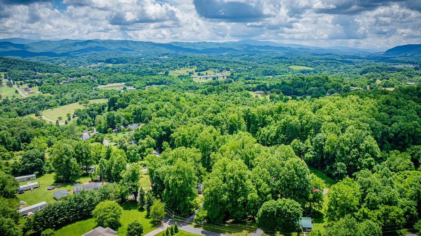 These East TN mountains sure do have our hearts ❤️ this drone shot from our latest listing at 151 Taylortown Road in Johnson City, TN stopped us dead in our tracks 😍

This location is stellar and the lot is nearly an acre of your own private oasis! 