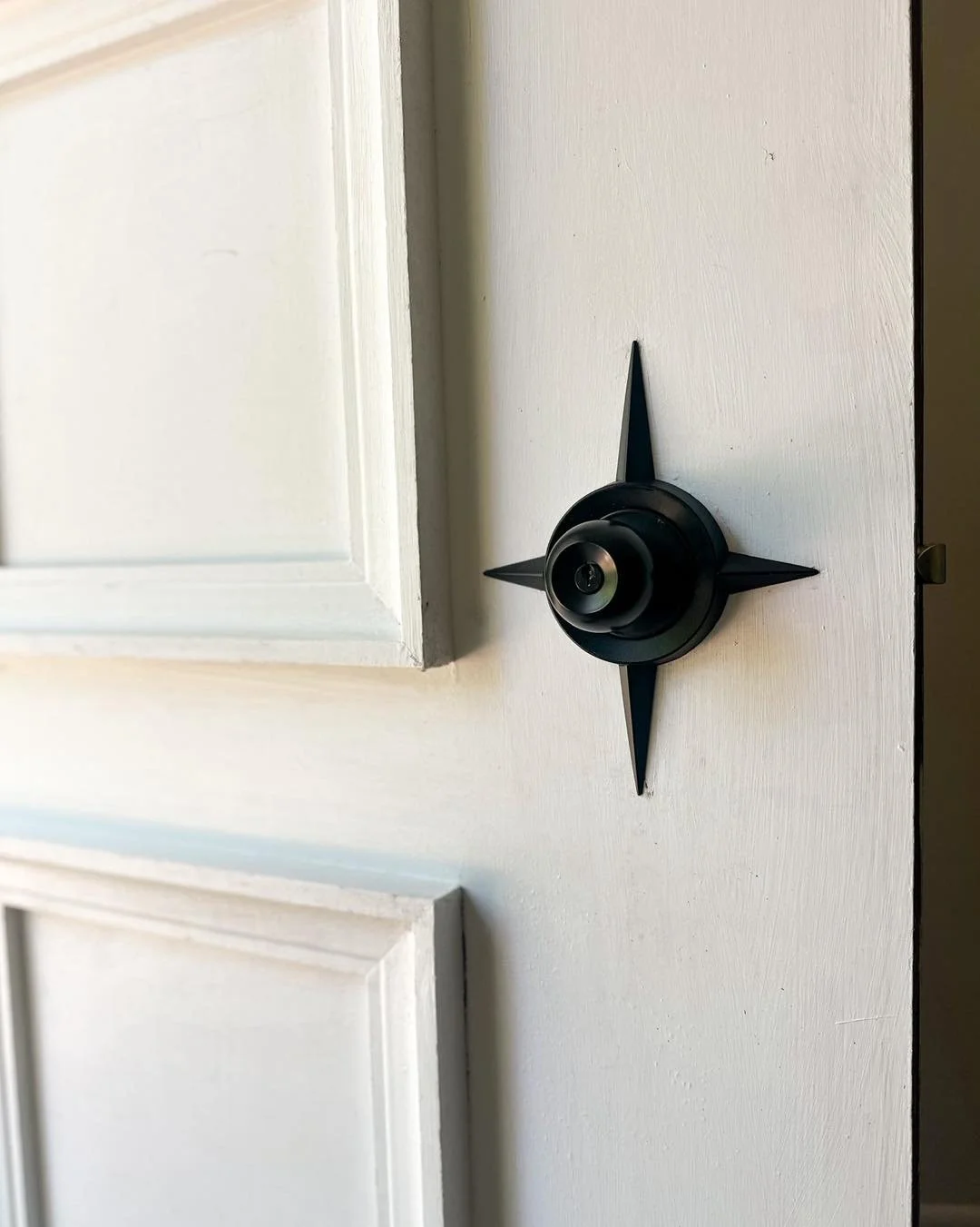 We love finding cool elements in our homes and this mid century modern door knob was just the coolest! 

What do you guys think!?