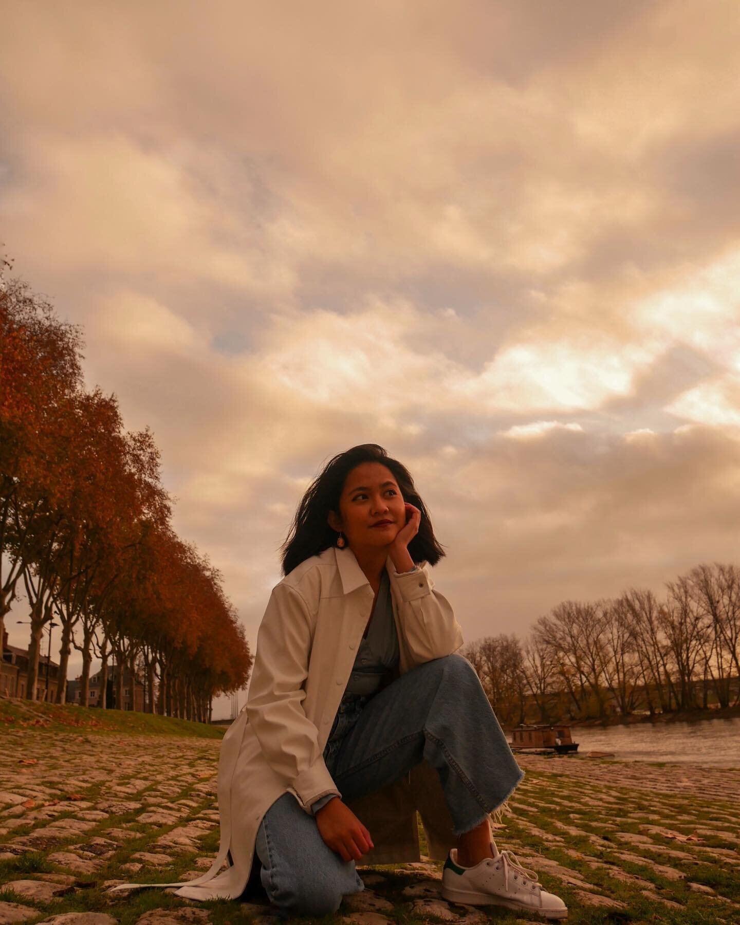 I&rsquo;d be Loire-ing to you if I said I didn&rsquo;t run out of caption ideas 🤷&zwj;♀️
.
.
.
.
.
.

#france #visitfrance #fall #autumn #ootd #leaves #blogger #fashionblogger #travel #solotravel #idkhowtohashtag #girlswhotravelsolo #photography #tr