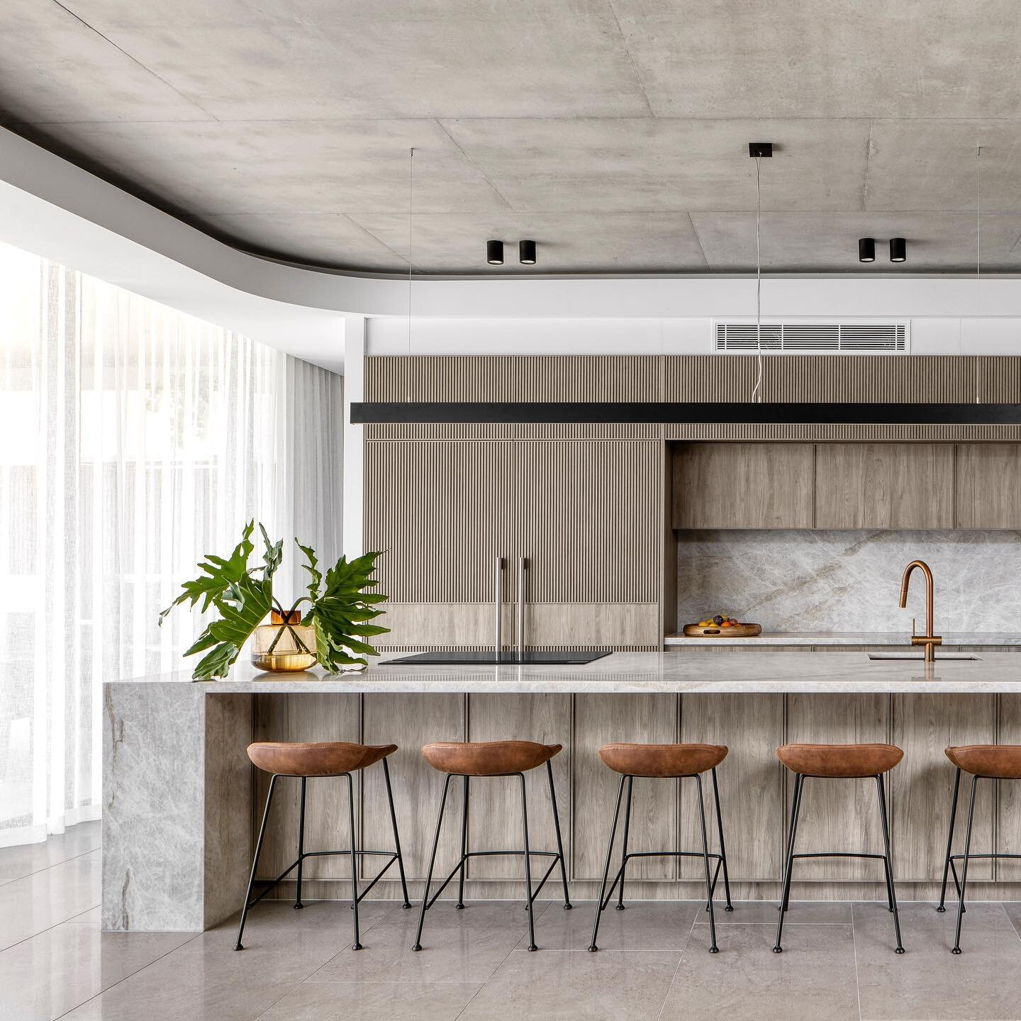 New project completed - Lakeland Key ✨ 

Shot by: @kristian_van_der_beek 
Builder: @darrensanderbuilder 
Designer: @jaredpooledesign 
Stone: @cdkstone 

#kitchendesign #interiordesign #evoqueinteriors #goldcoast