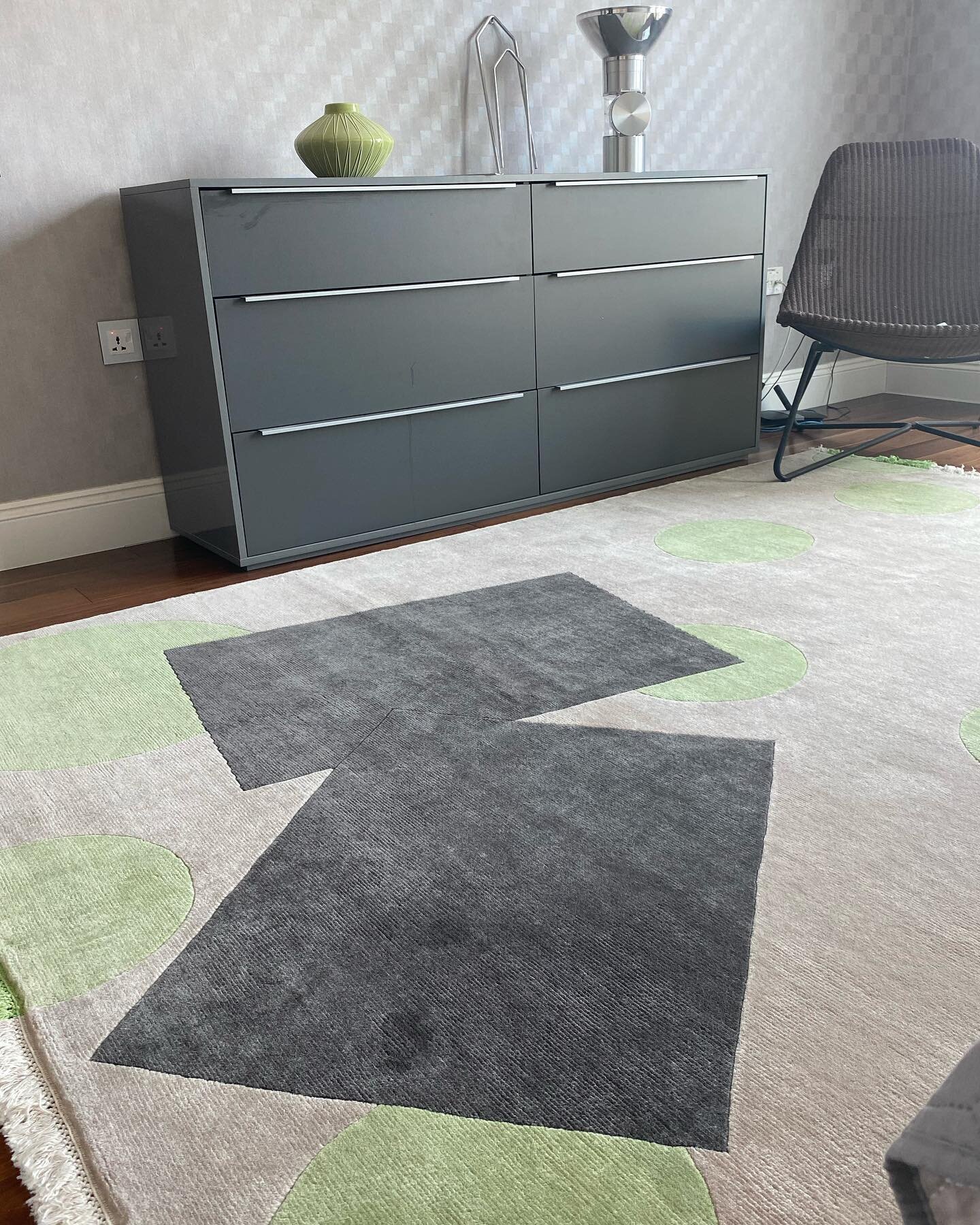 Art money Berlin, it&rsquo;s a hand knotted  rug in New Zealand wool .
The design continues out in the colored fringes.

#rug #carpet #greendots #design #interior #interiordesign #arcarpet #homedecor #home #geometricart #carpetscc #ceciliasetterdahld