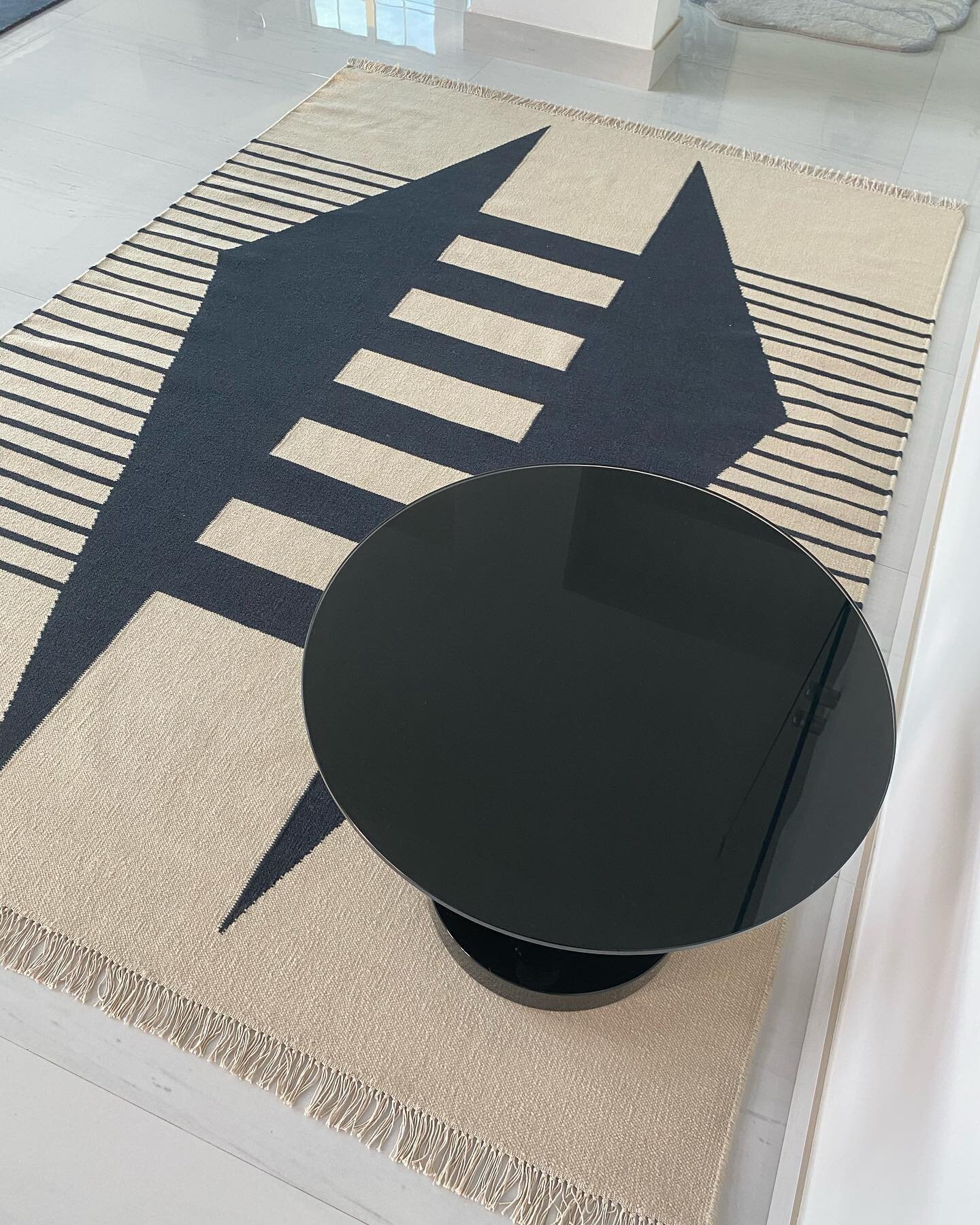 Wings ,handloom rug in black and white to make a graphic statement. 

#rug #carpet #carpetdesign #rugdesign #decor #decohome #homedecor #residentialdesign #artistic #contemporary #dubai #mydubai #lifestylephotography #handmaderug #carpetscc #cecilias