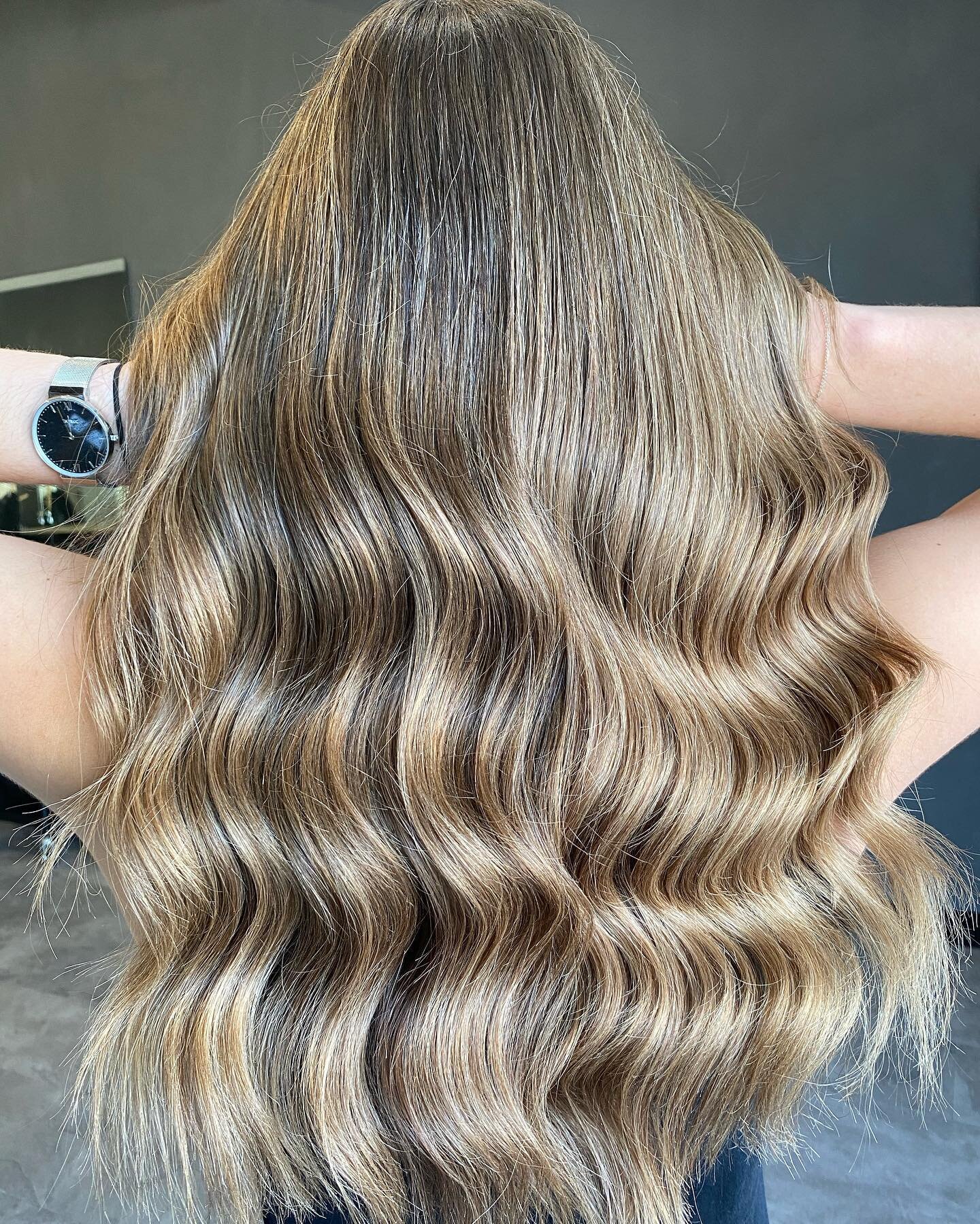 That honey blonde blend 🍯

Who else love a subtitle balayage over a super bright one❔❔❔🙋🏼&zwj;♀️
