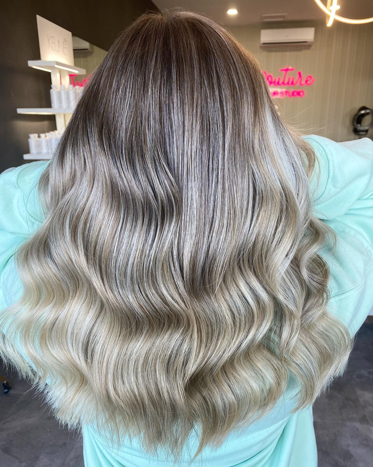 When bright balayage is what the client asks for you give them what they want 😉
(Before pic not done by me)

#couturehairstudio #keune #keuneaustralia #balayage #blondebalayage #hairtransformation #melbournehairblogger #melbournehairsalon #melbourne