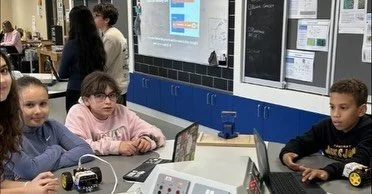 We welcomed the Goatstown ETNS for a coding session led by our TYs. They presented the session and worked with the students in pairs to get their bots driving! 🤖