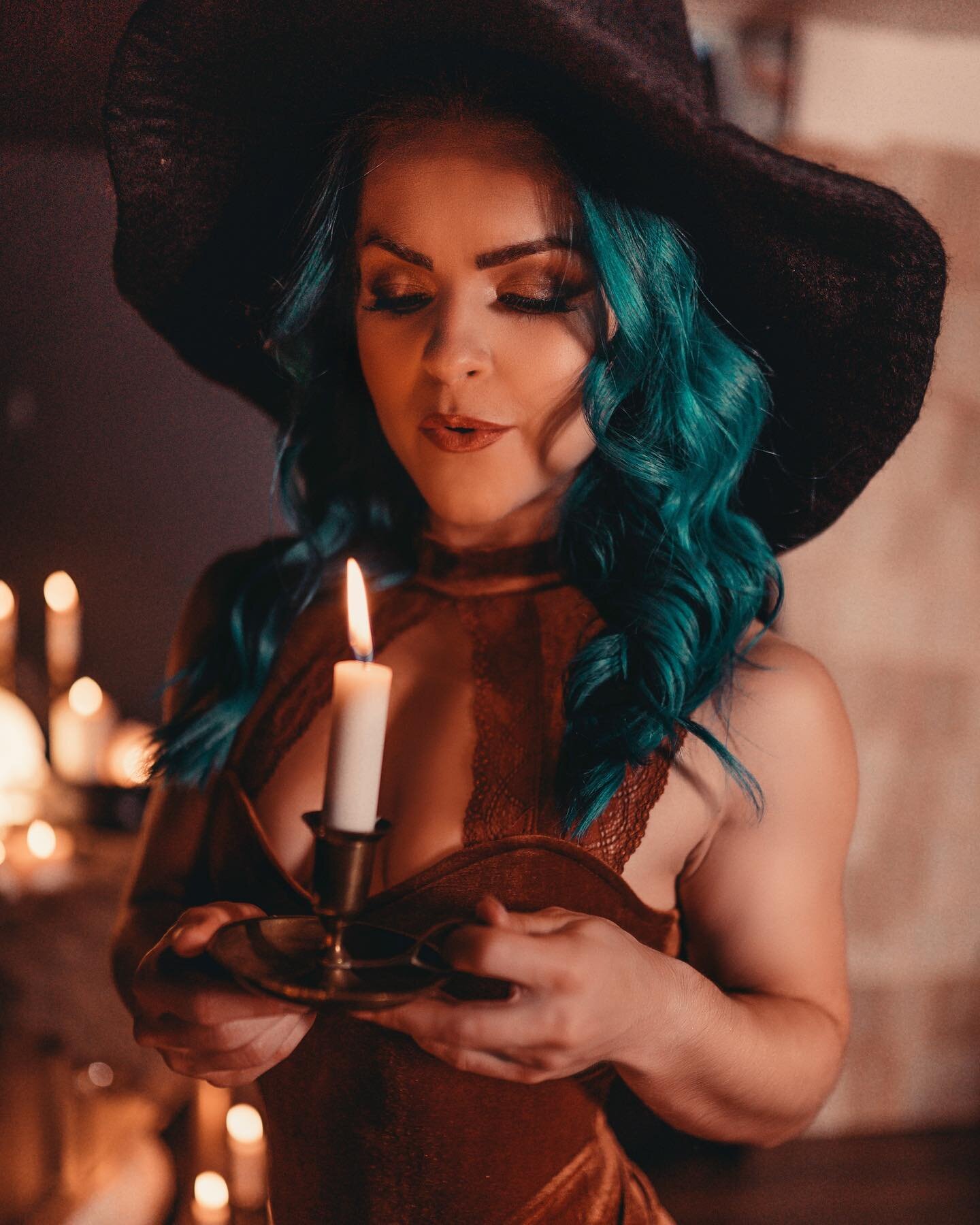 Time to turn out the lights 😉 💨 
@itsvictoriafinlay 

.
.
.
.
#noelcphotography #yyc #yycphotographer  #reddeerphotographer #airdrie #airdriephotographer #calgary #calgaryboudoirphotographer #calgaryphotographer #edmonton #reddeer #yeg #yycweddings