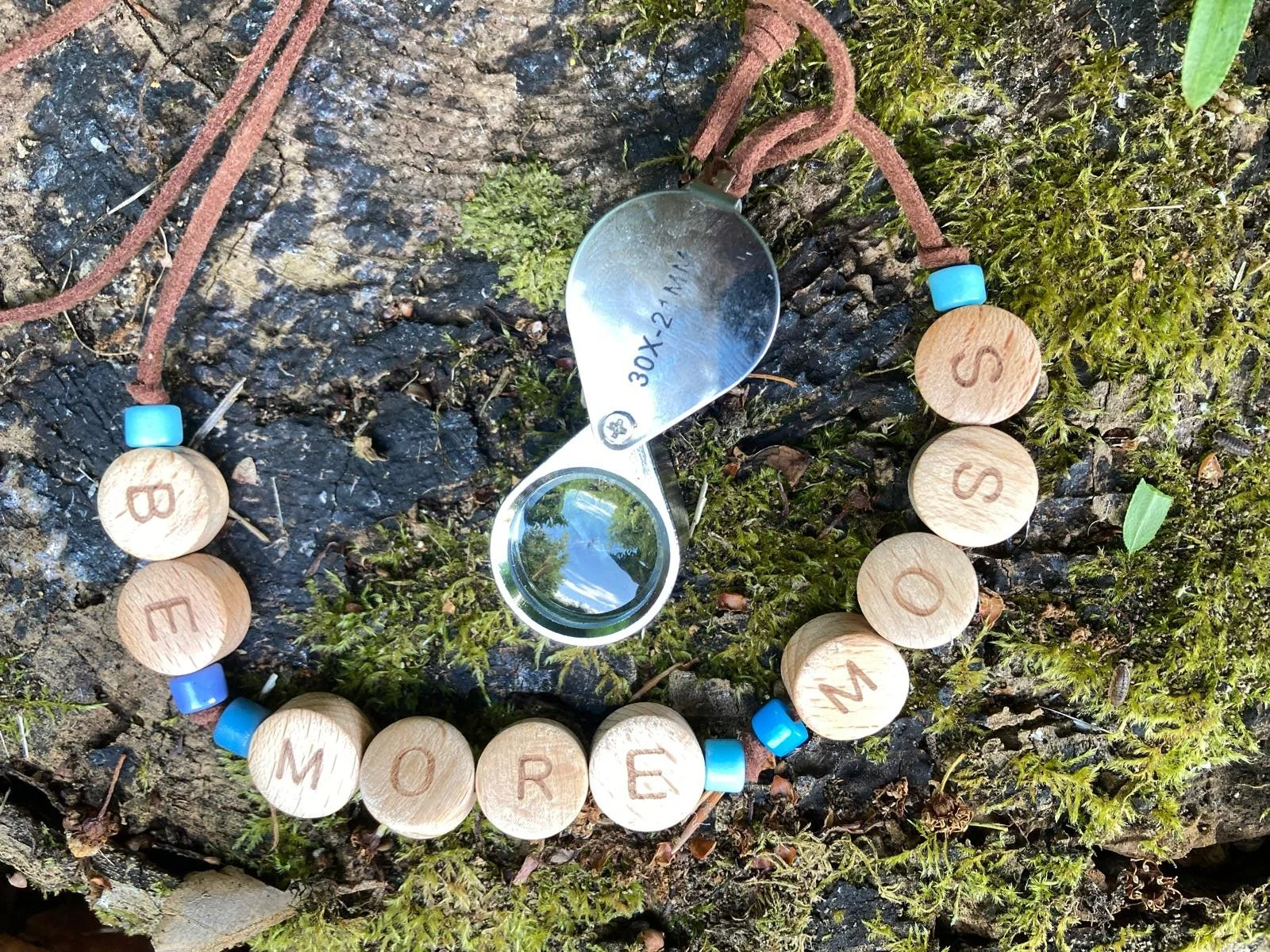 🌿🔍Be More Moss Hand Lens🔍🌿

Available in our online shop, our 30x magnification hand lens with limited edition Be More Moss beaded lanyard

Order here:  https://www.artandenergy.org/supportus

&pound;12 for one
or &pound;20 for two 

Including fr