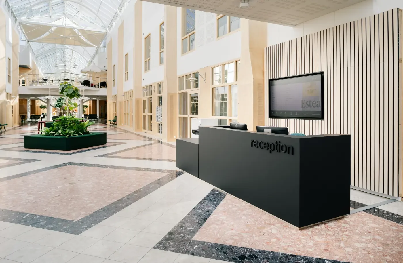vacker, modern, rymlig, ljus och öppen atriumyta som binder samman 4 byggnader på Scheelevägen 22 i Lund