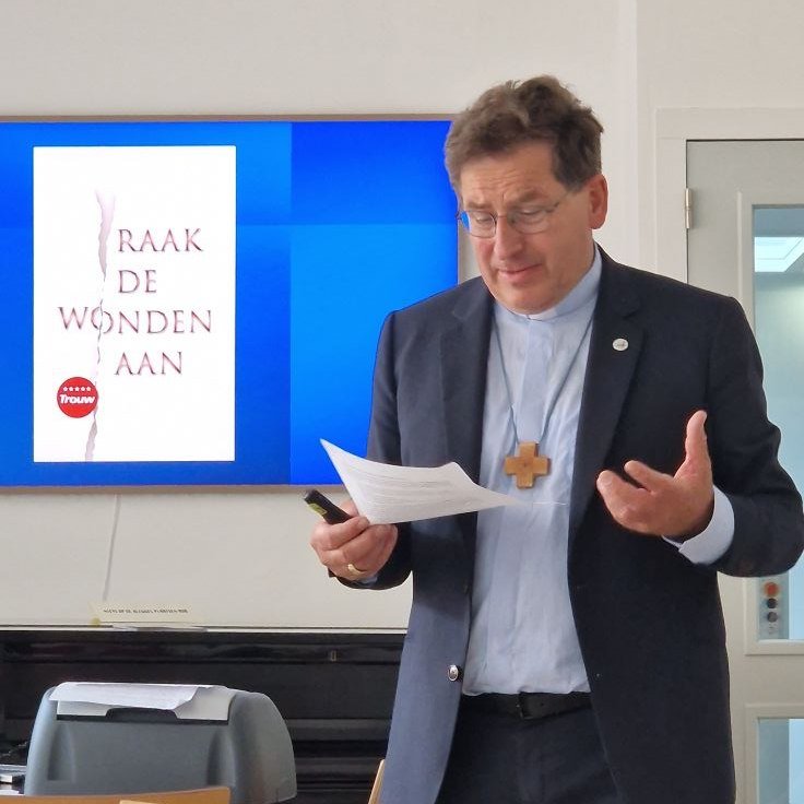 Op woensdag 18 juni sloot studievereniging Ad Interim het studiejaar 2024-2025 feestelijk af in de Sint-Augustinuskerk in Utrecht. Verspreid over de middag en avond namen bijna dertig studenten, docenten, medewerkers en introduc&eacute;s deel aan het
