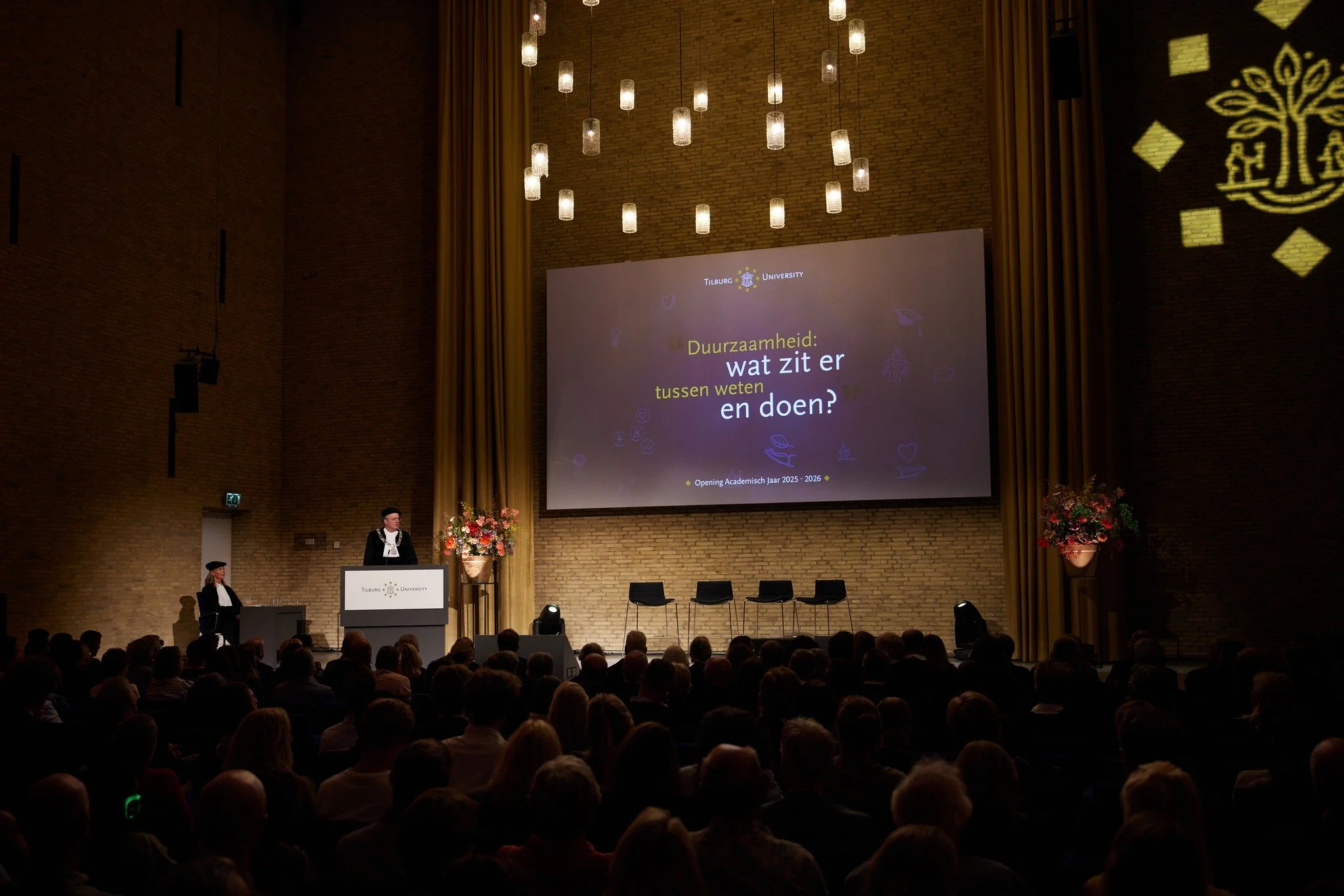 Namens Studievereniging Ad Interim waren Praeses Klaas Gerard Jumelet en Ab Actis Ties van Assen op maandag 1 september aanwezig bij de opening van het Academisch Jaar 2025-2026 van Tilburg University.

Lees meer via de link in de bio.