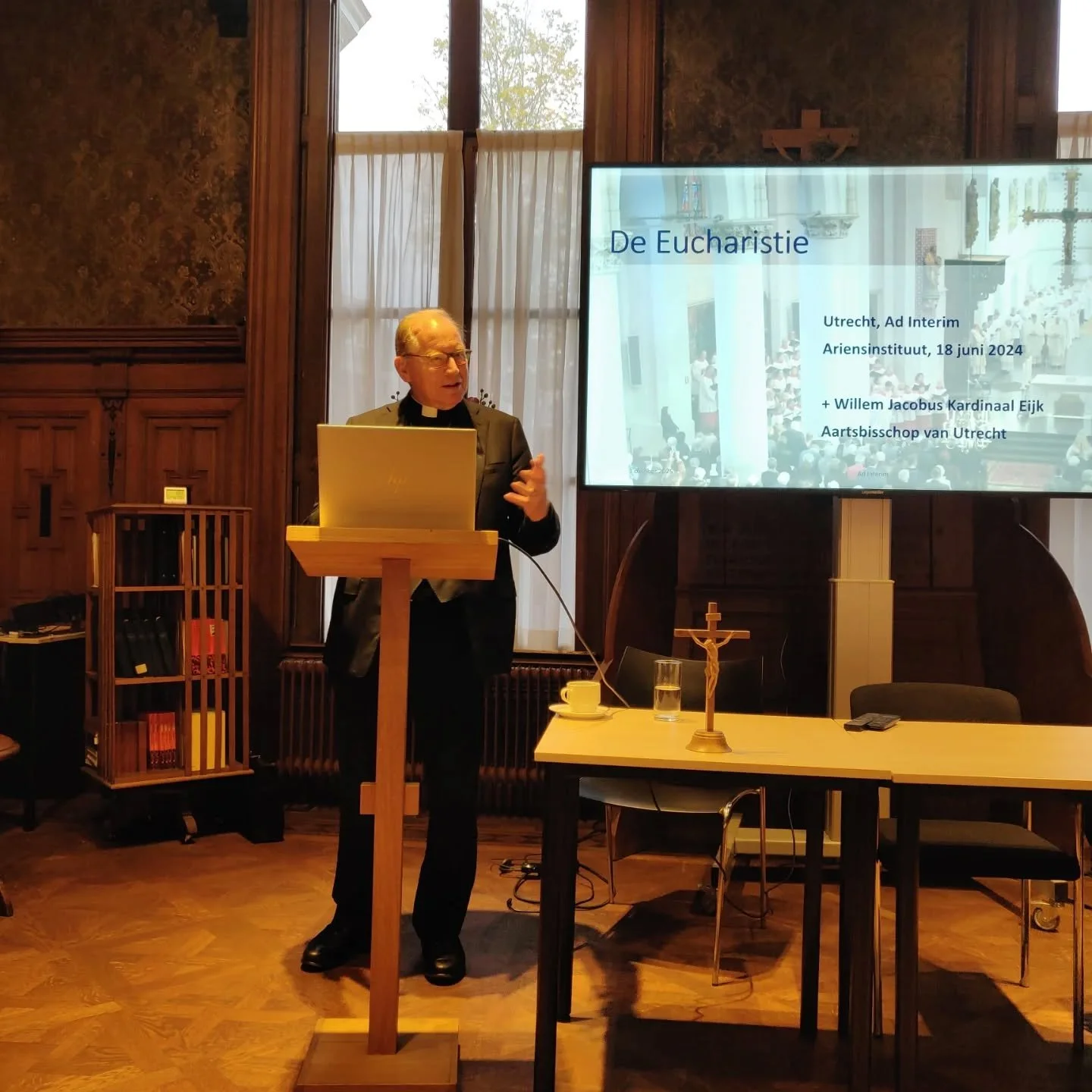 Op woensdag 1 oktober gaf Zijne Eminentie, kardinaal Eijk, op uitnodiging van Studievereniging Ad Interim een lezing over het sacrament van de Heilige Eucharistie. Hij kon rekenen op een overweldigende opkomst, met ongeveer zeventig deelnemers. Daarm
