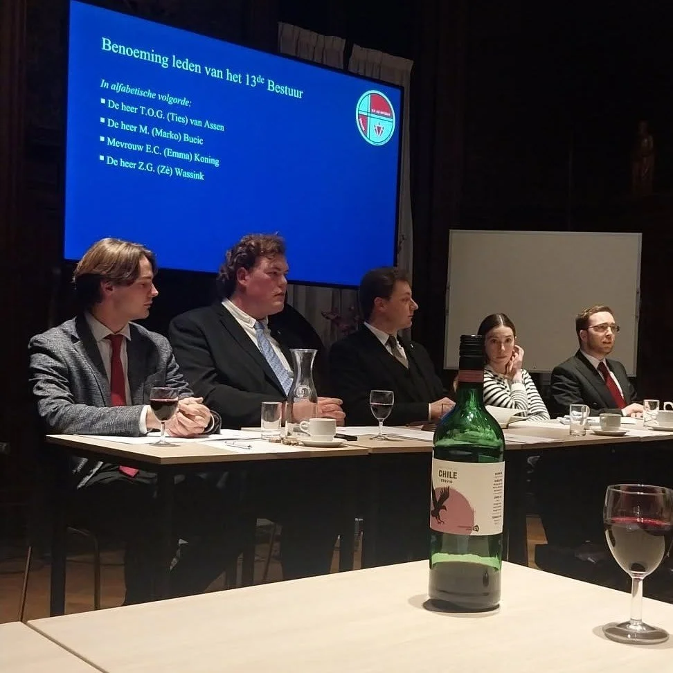 🎉 Het 13de Bestuur van S.V. Ad Interim is ge&iuml;nstalleerd!

Praeses Klaas Gerard Jumelet is aan zijn derde bestuursjaar begonnen en heeft bestuur-Jumelet II geformeerd. Ties Van Assen, Emma Koning, Marko Bučić en Z&egrave; Wassink zijn benoemd al