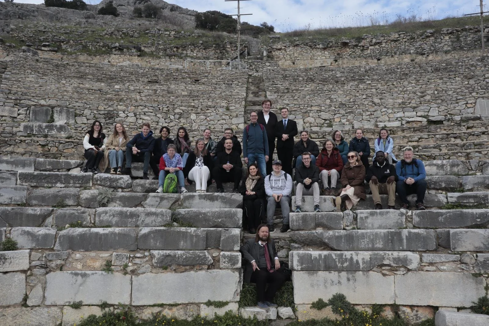 Met een programma in Thessaloniki, Philippi en Kavala beleefden de deelnemers op 16 februari een zeer geslaagde tweede dag van de theologische studiereis naar Bijbels Griekenland, waarbij de zon een welkom contrast vormde met de sneeuwfoto&rsquo;s ui