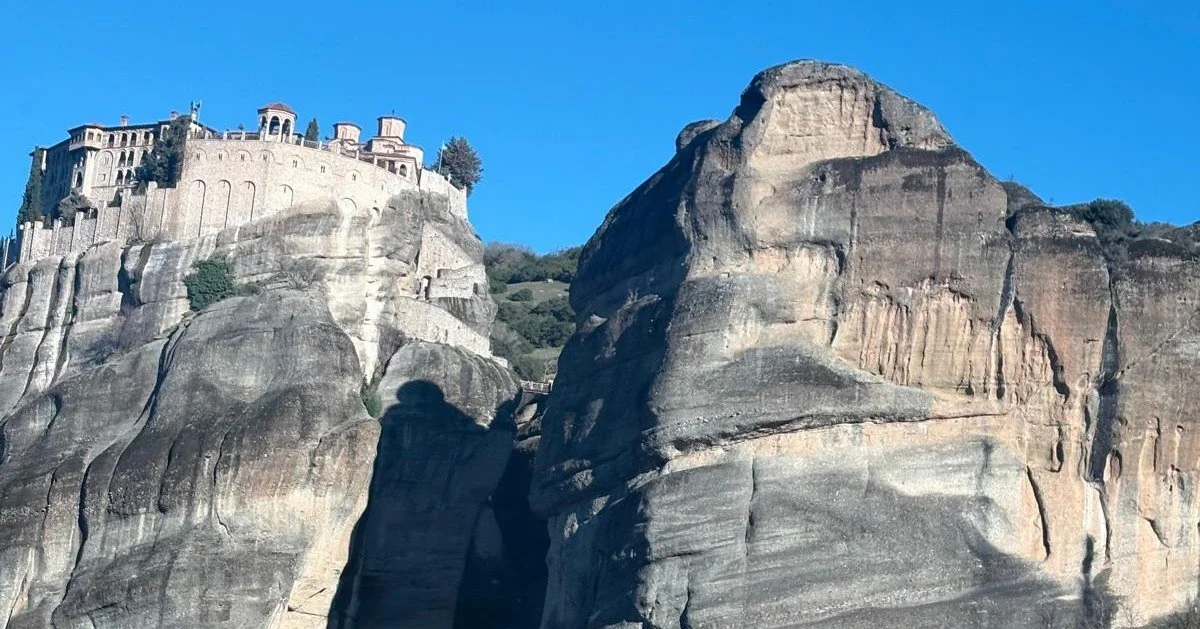 Inmiddels is Studievereniging Ad Interim met 28 deelnemers op de helft van de theologische reis naar Griekenland. Op woensdag 18 februari bezochten de reizigers een aantal van de Meteorakloosters in de bergen bij Kalambaka en werd op de gezellige ter