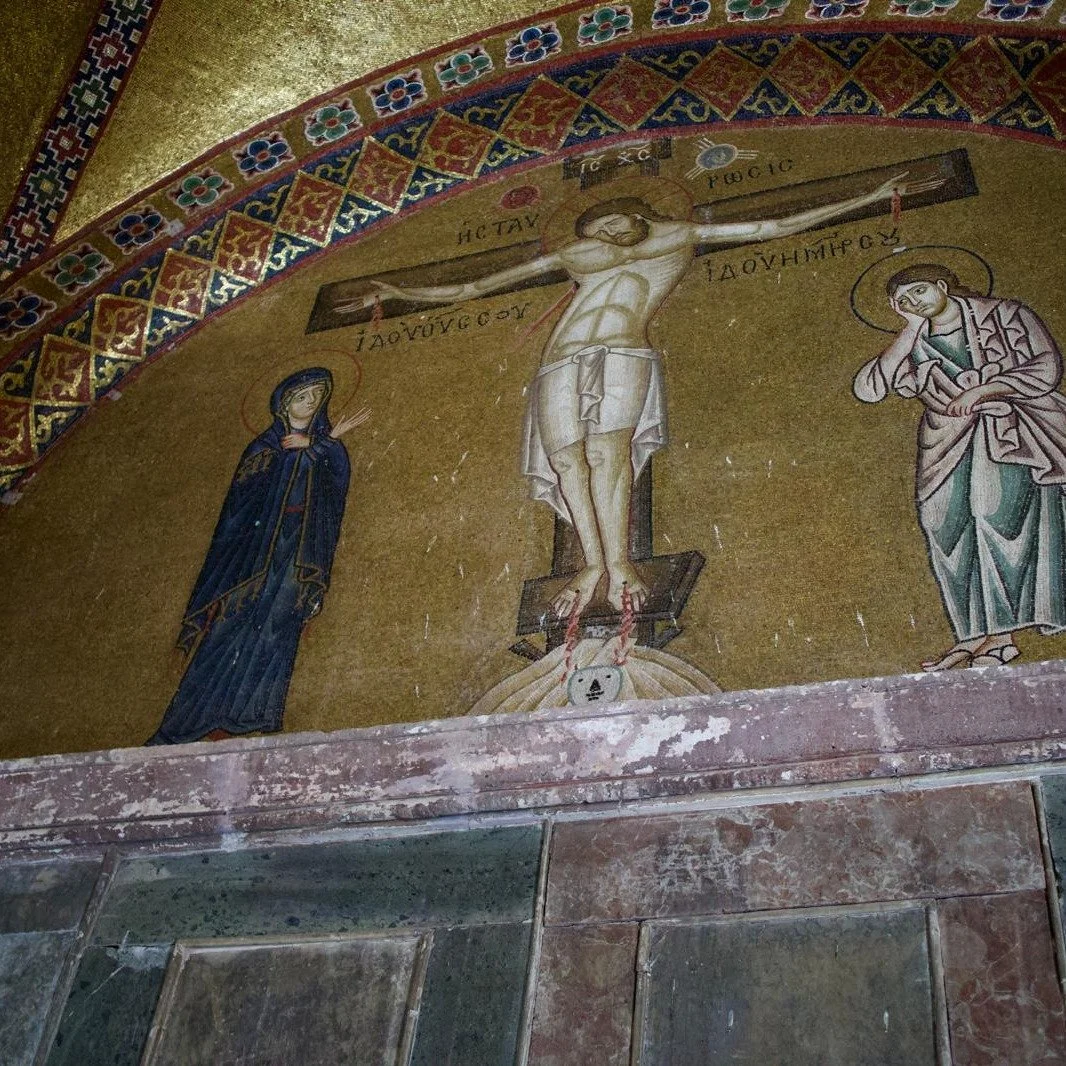 Met het verstrijken van de dagen trekken de reizigers van Studievereniging Ad Interim steeds verder richting de hoofdstad Athene. Hoewel het van Kalambaka naar Osios Loukas en vervolgens naar Loutraki een lange zit was, bleek het nog steeds als zodan