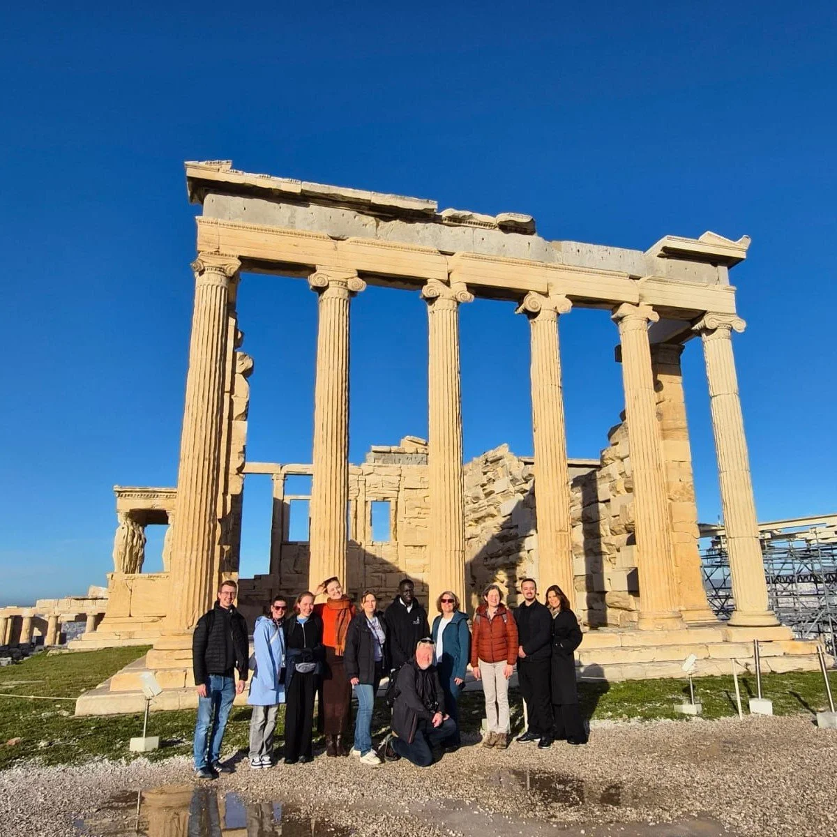 Met een indrukwekkend programma in Athene heeft de groep van Studievereniging Ad Interim de theologische studiereis naar Bijbels Griekenland zo goed als afgesloten bij de Griekse Agora en de Areopaag onder leiding van reisgids drs. S.H.N. (Stephen) v