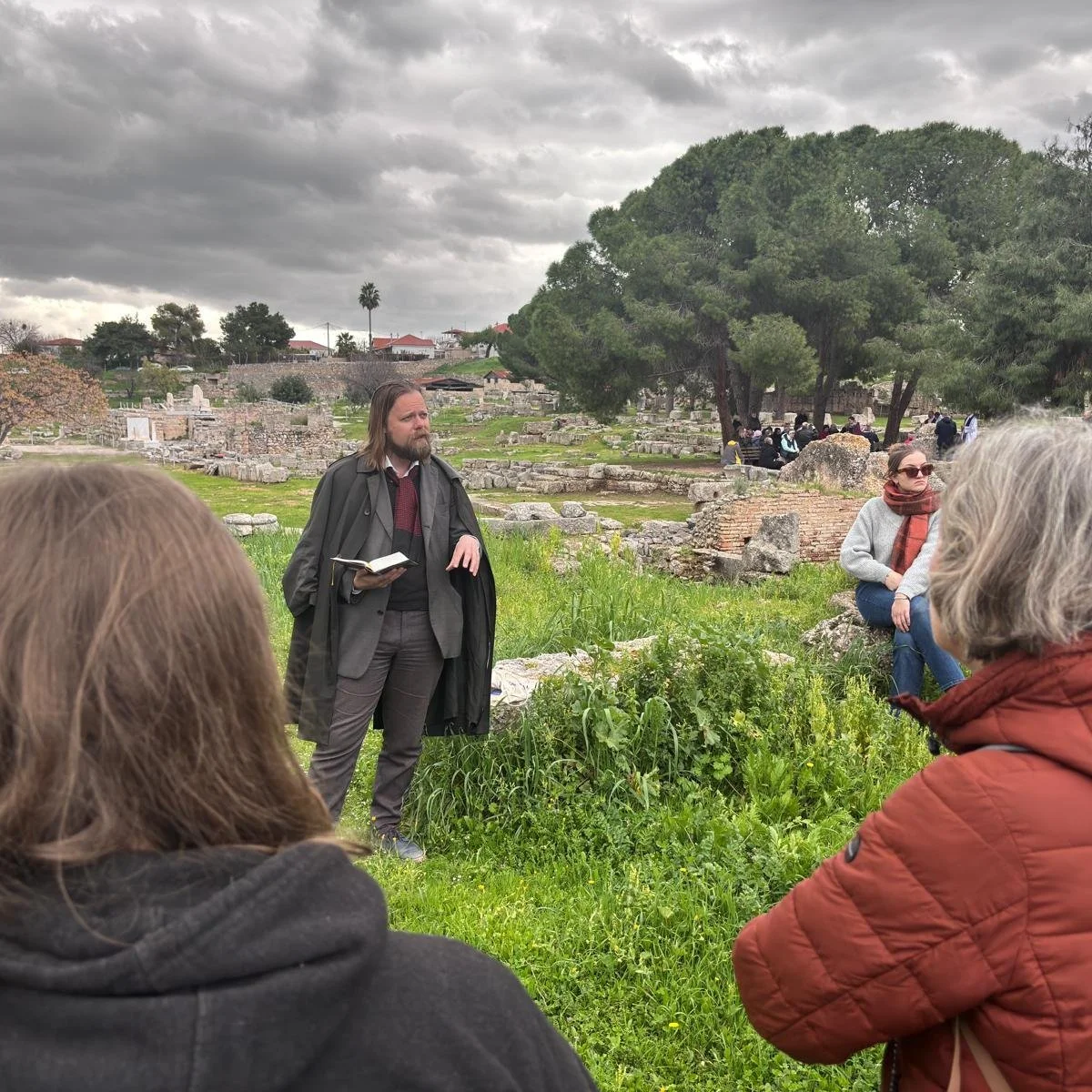 Op de zesde dag, 20 februari, is de grote groep reizigers van Studievereniging Ad Interim in het oude Korinthe en de Griekse hoofdstad Athene aangekomen. Met een onverminderd enthousiasme zijn de studenten en hun reisgids daarmee nog eens in de voets