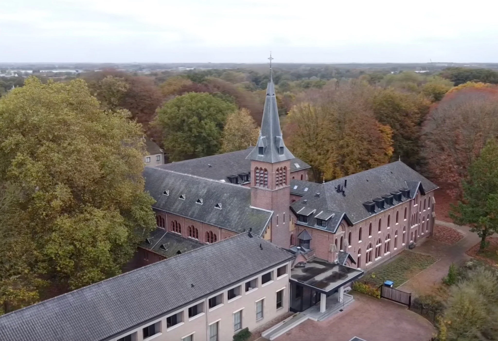 Zoals verwacht is de retraite van 1 tot en met 3 mei in de Onze Lieve Vrouwe Abdij te Oosterhout, welke door Studievereniging Ad Interim georganiseerd wordt, reeds volgeboekt. De twaalf beschikbare plaatsen zijn ruim twee maanden voor de retraite ger