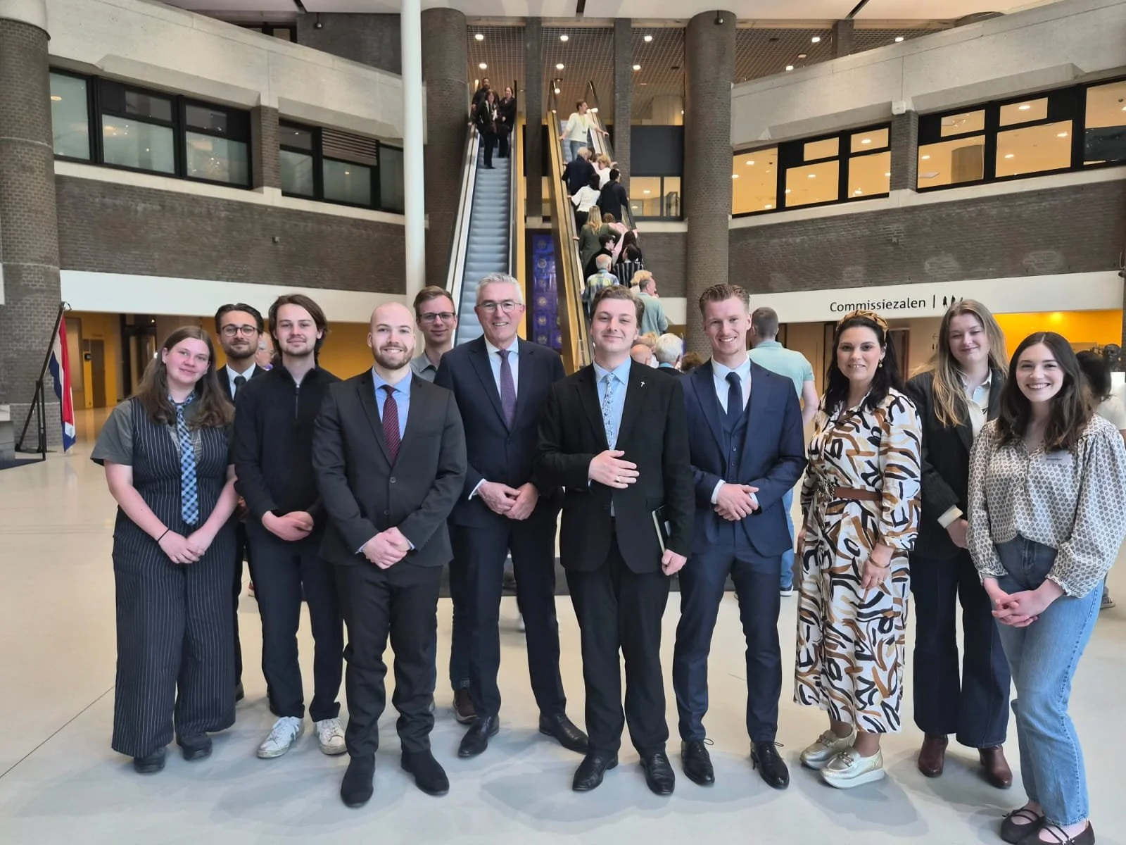 Op donderdag 23 april was Studievereniging Ad Interim op bezoek in de Tweede Kamer der Staten-Generaal voor een gesprek met CDA-Kamerlid Henk Jumelet. Voor de tien deelnemers was het een zeer vormende ervaring, mede door de hartelijke ontvangst van d