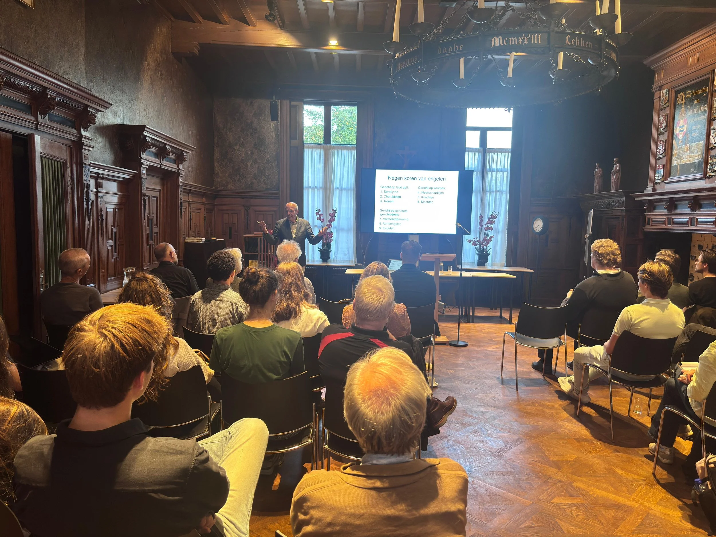 Engelen en demonen trekken volle zaal in Ariënsinstituut
