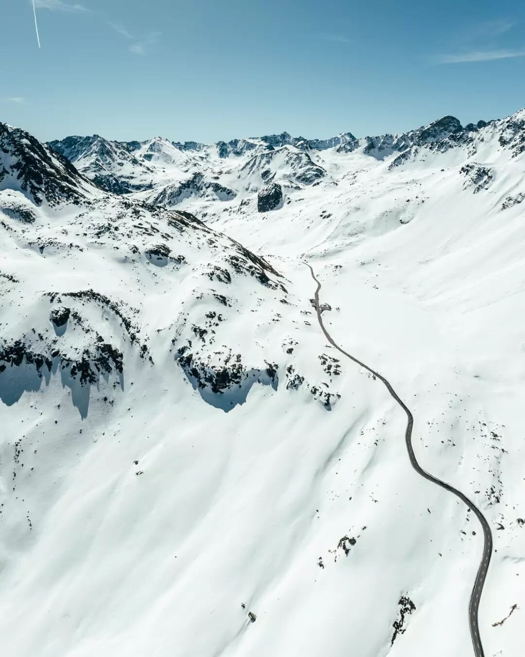 Fl&uuml;elapass 2022
&middot;
&middot;
&middot;
&middot;
#endofwinter #skitouring #neverstopexploring #swissmountains #droneshot #bergpic #feelthealps #picoftheday