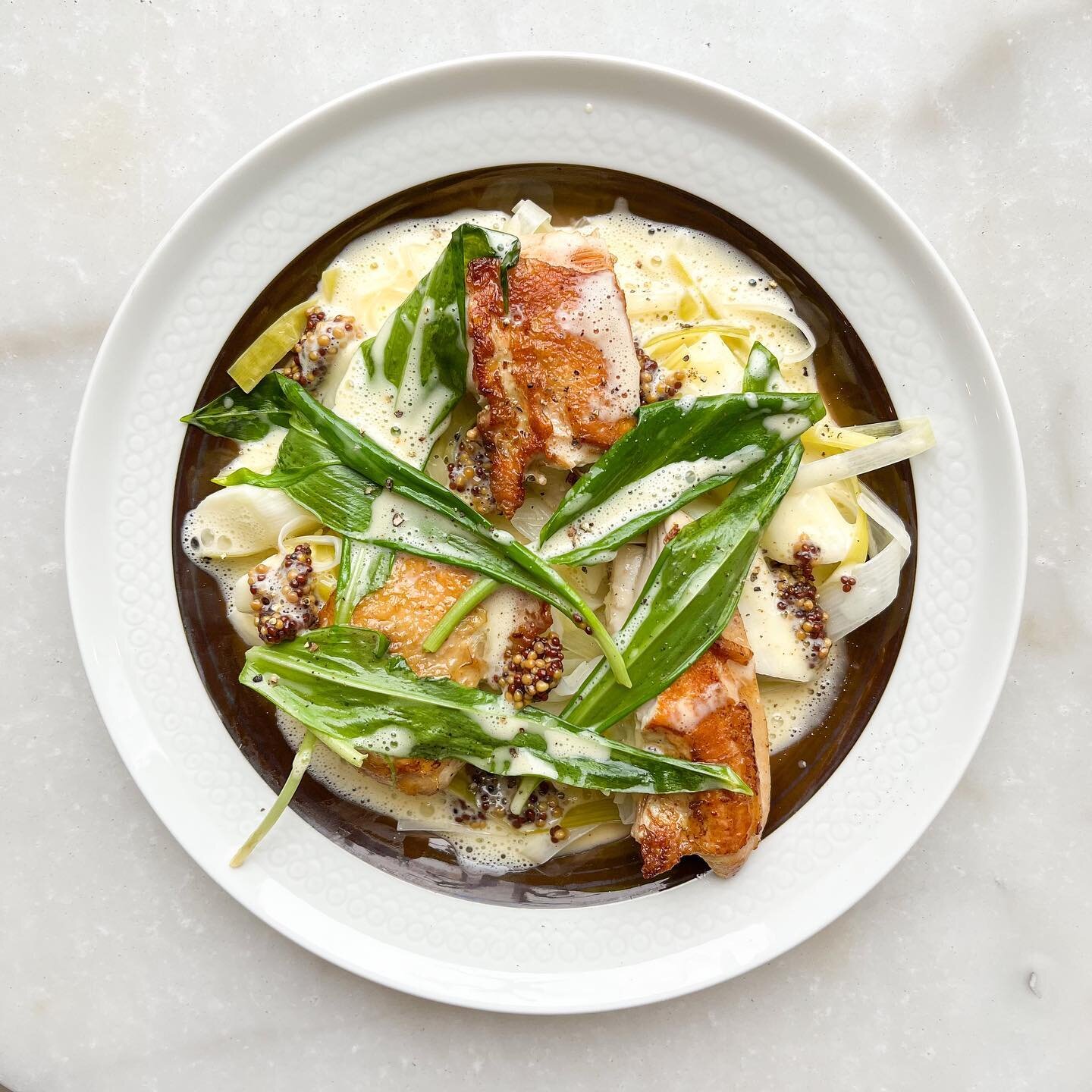 Veckans lunch! 
&bull;Pocherad kyckling med sauce blanquette sparris och senapsfr&ouml;n.
&bull;Linssoppa med savoyk&aring;l, selleri och pocherat &auml;gg.
&bull;V&aring;rtart med stickl&ouml;k, friss&eacute;sallad och ramsl&ouml;kskr&auml;m. 
👌🏻?