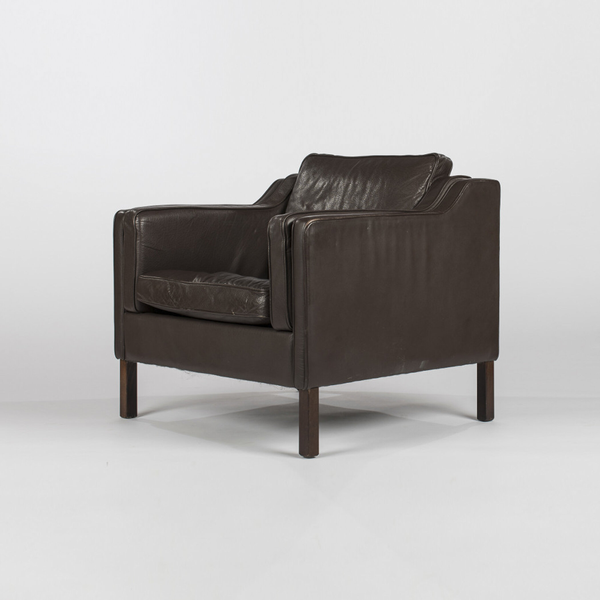 MH195-Lounge-Chairs-Brown-Single-Angle.jpg