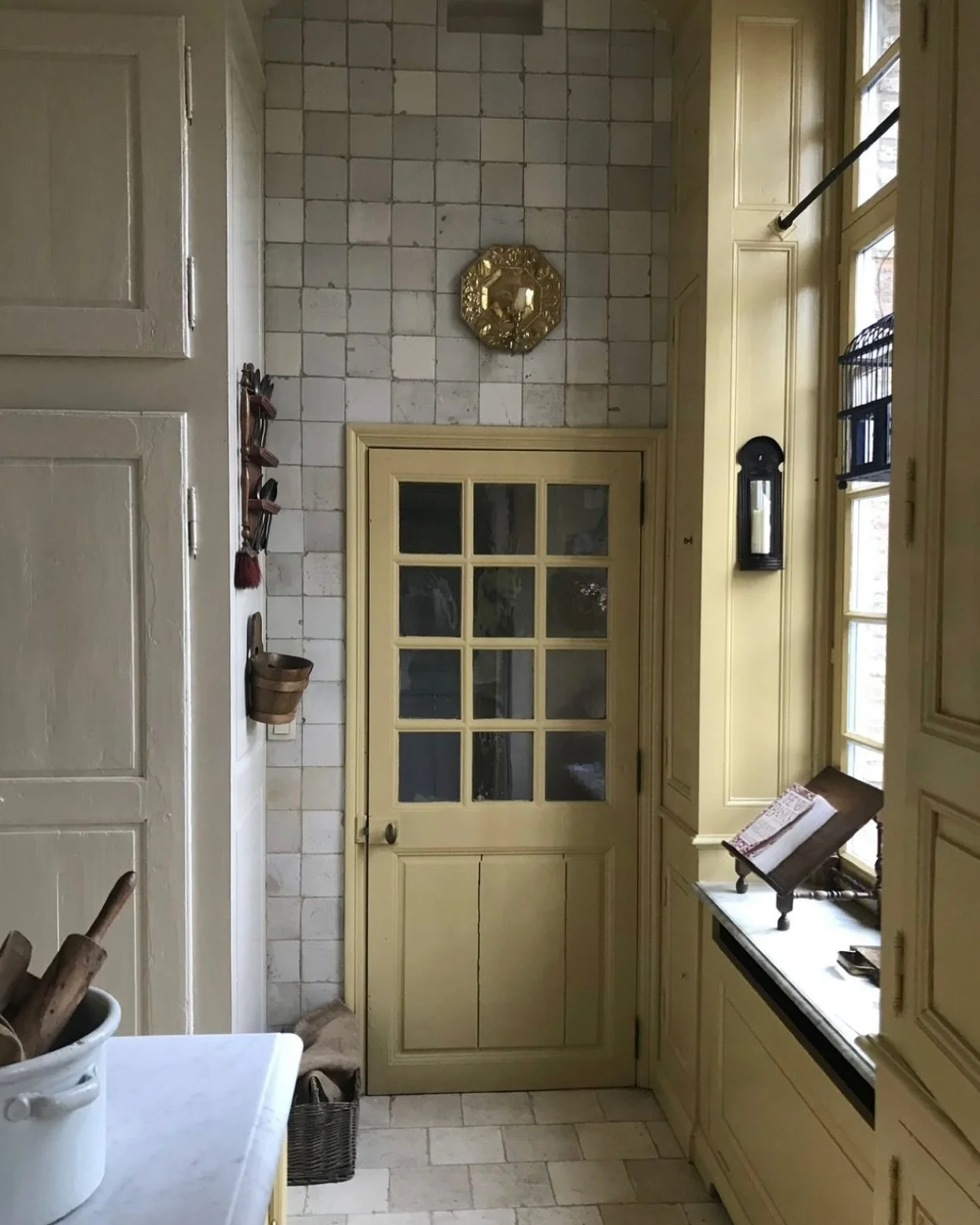 Some lovely jubbly bits on my saved board this week&hellip; the weather has been so beautiful, warm sunny days so naturally I&rsquo;m loving the buttery hues in these spaces&hellip; a view of my favorite Belgian kitchen by @nataliehaegemaninteriors  