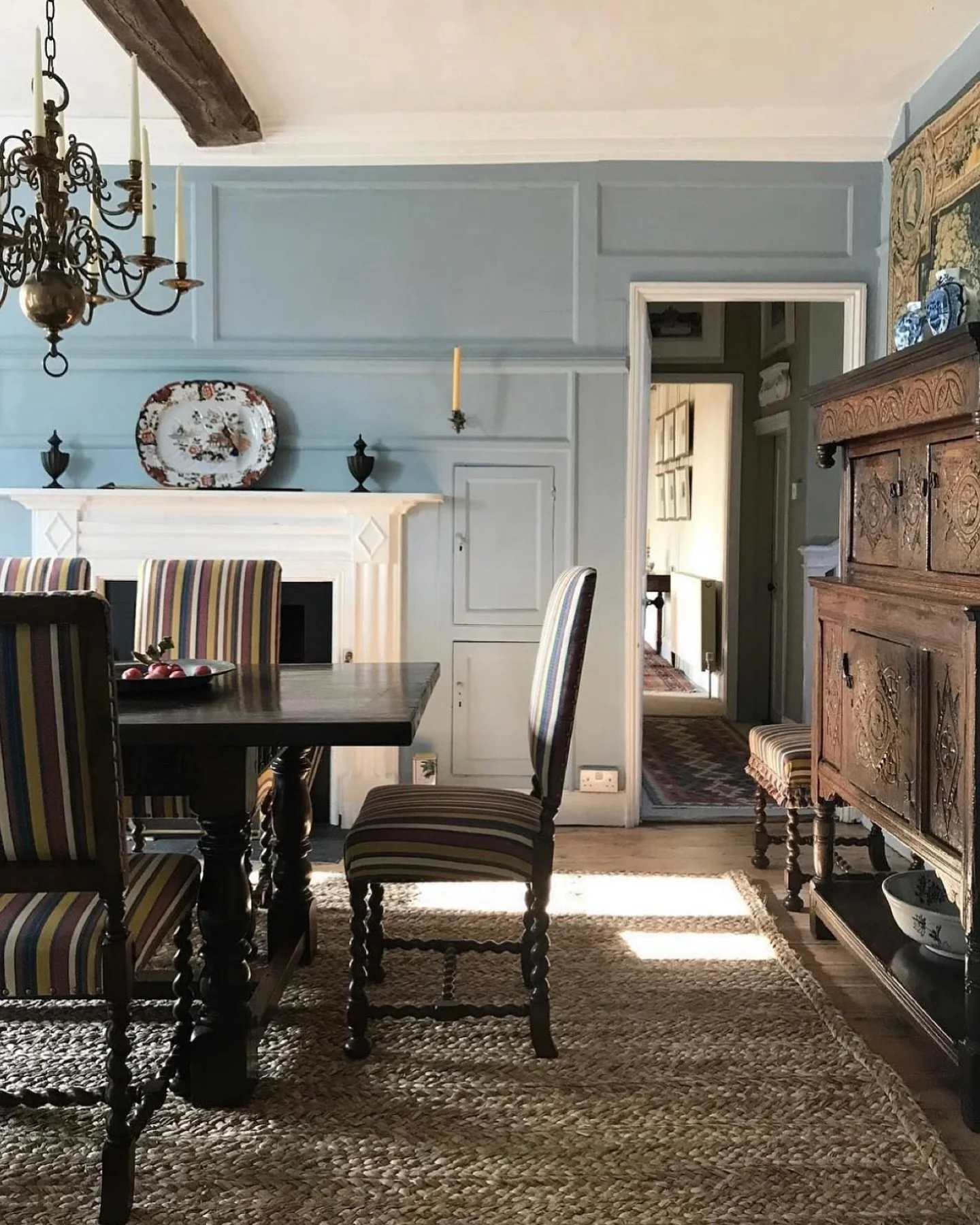 Spaces full of soul &amp; character&hellip; the use of colour &amp; mix of antiques is incredibly classic &amp; what I always come back to... Brilliant work by @carlosgarciainteriors 
.
.
.
.
.
.
#pembridgelane #dininginterior #englishhouse #englishi