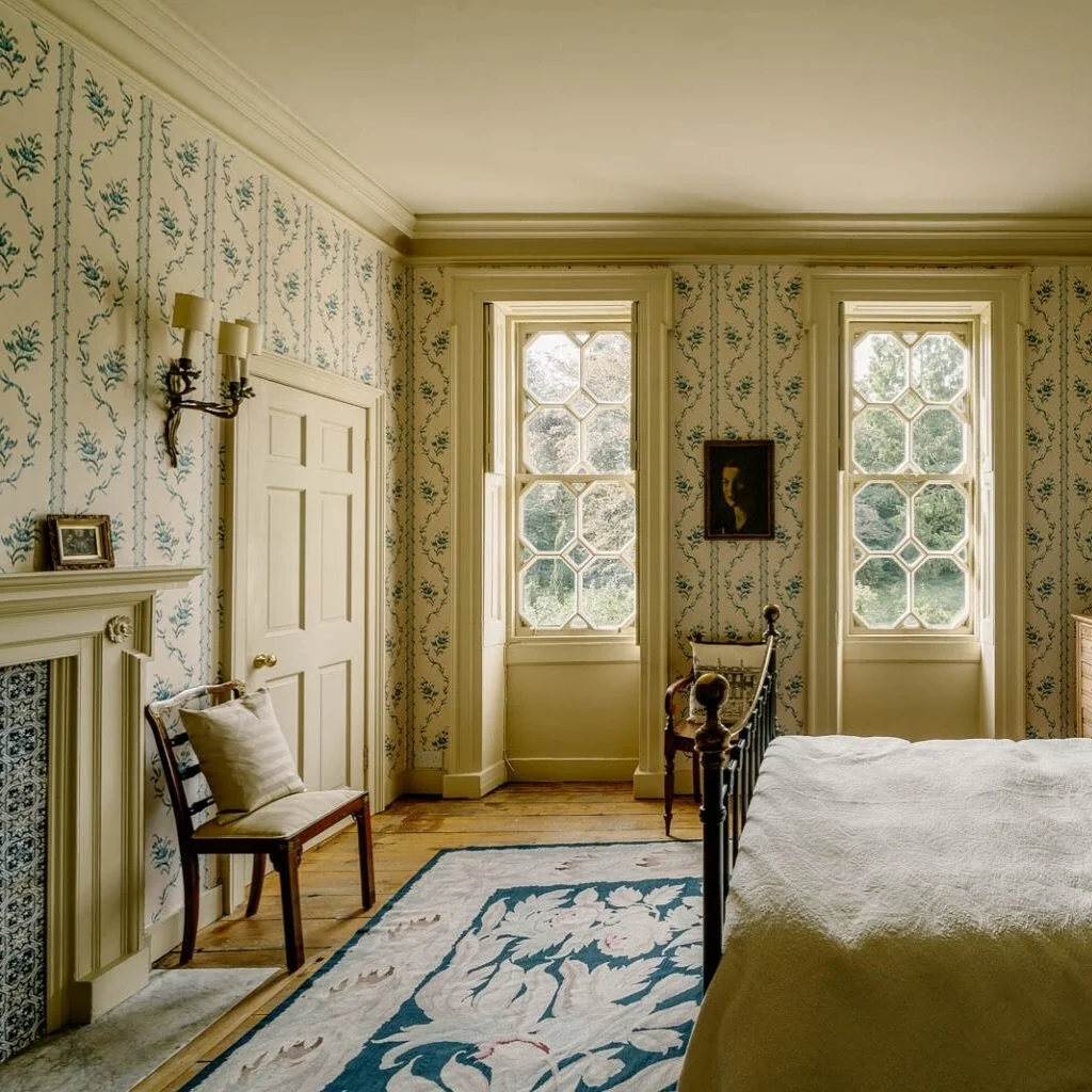 Imagine if you had a bedroom like that, with windows like that &amp; wallpaper like that &amp; buttery woodwork like that &amp; a bed like that&hellip; you&rsquo;d be pretty happy I think 🤍 spectacular via @inigo.house 
.
.
.
.
.
.
#pembridgelane #b