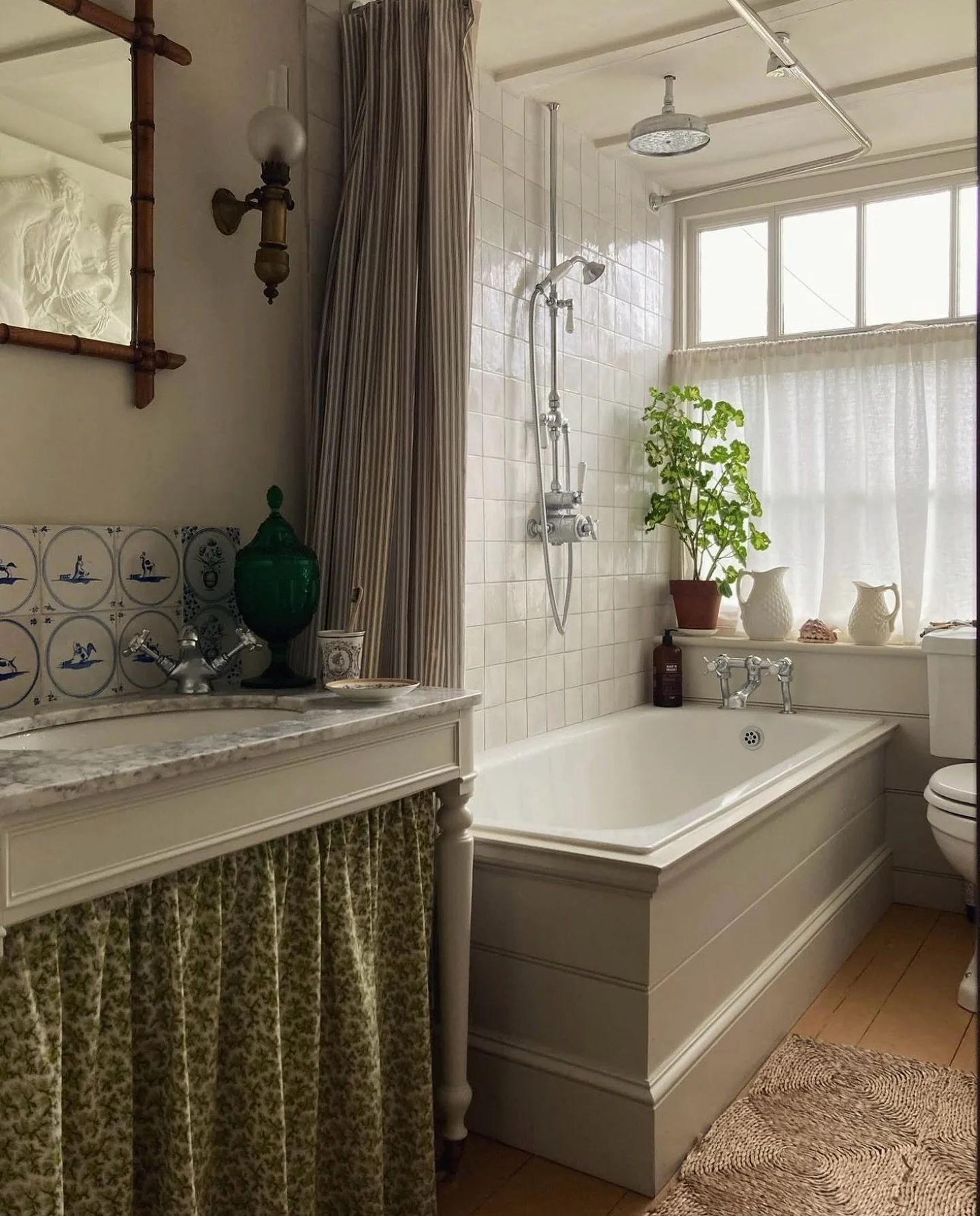 Utterly obsessed with this perfectly formed bathroom by @tradchap the use of fabrics with classic tap-ware &amp; softened with a sweet cafe curtain &amp; seagrass rug&hellip; bravo! 
.
.
.
.
.
.
#pembridgelane #bathroominterior #englishdecor #classic