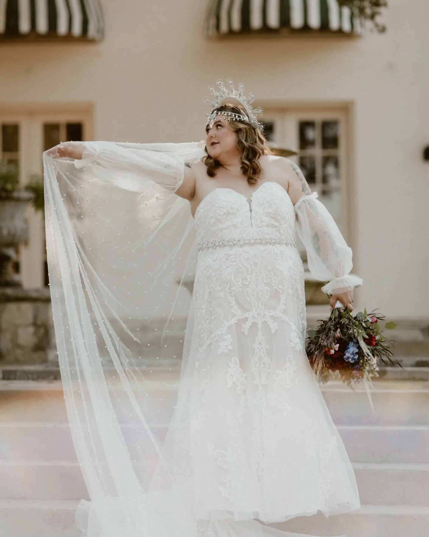 This woman became a TAYLOR this weekend! 😍 Which means I can finally share some of her bridals! Ahhh! Holly (and let's be honest, this crown) deserve every single ounce of the spotlight. What an incredibly beautiful woman inside and out. It is my im