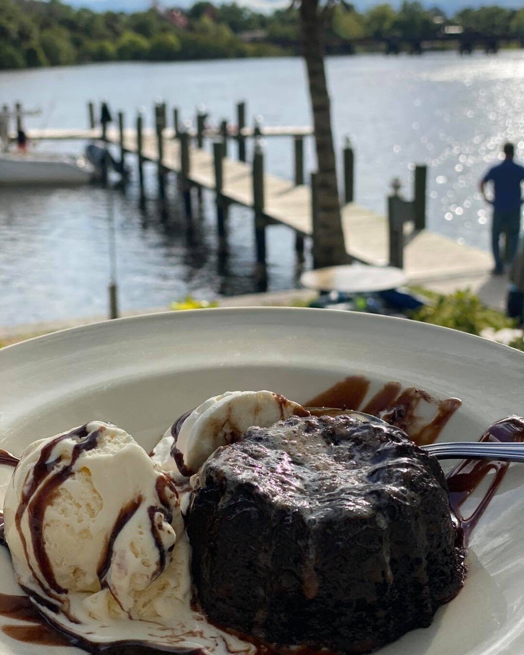 Happy World Chocolate Day! Have you tried our Chocolate Molten Lava Cake? 
&bull;
&bull;
#frigatesmelbourne #worldchocolateday #desserts #chocolatetherapy