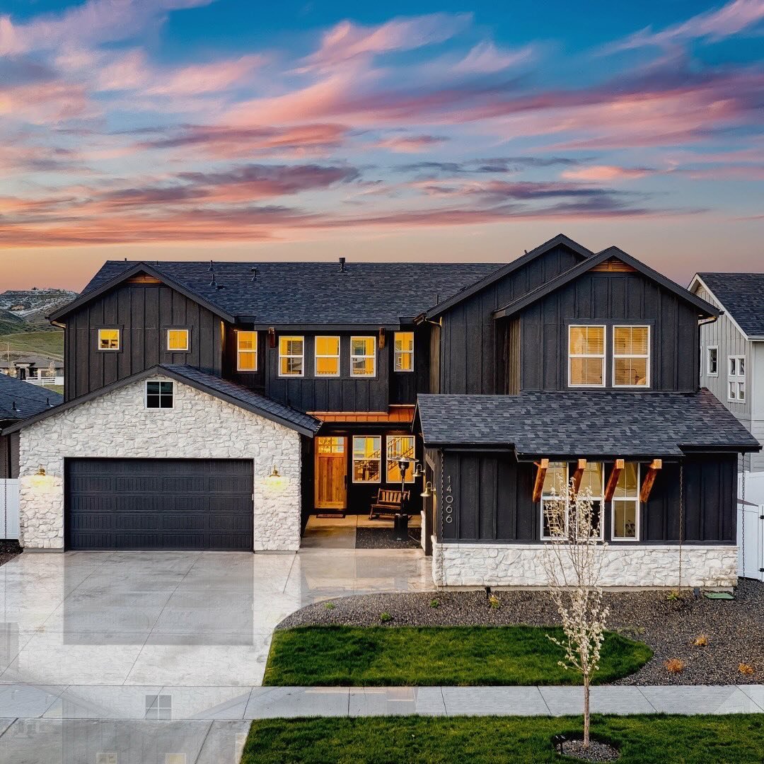 OUR NEW LUXURY LISTING ✨
⠀⠀⠀⠀⠀⠀⠀⠀⠀
14066 N Rainy Pl |  Boise, ID
⠀⠀⠀⠀⠀⠀⠀⠀⠀
Nestled in the desirable Dry Creek Ranch community, this stunning property offers unparalleled amenities and breathtaking foothill views. The main entry opens to the expansive