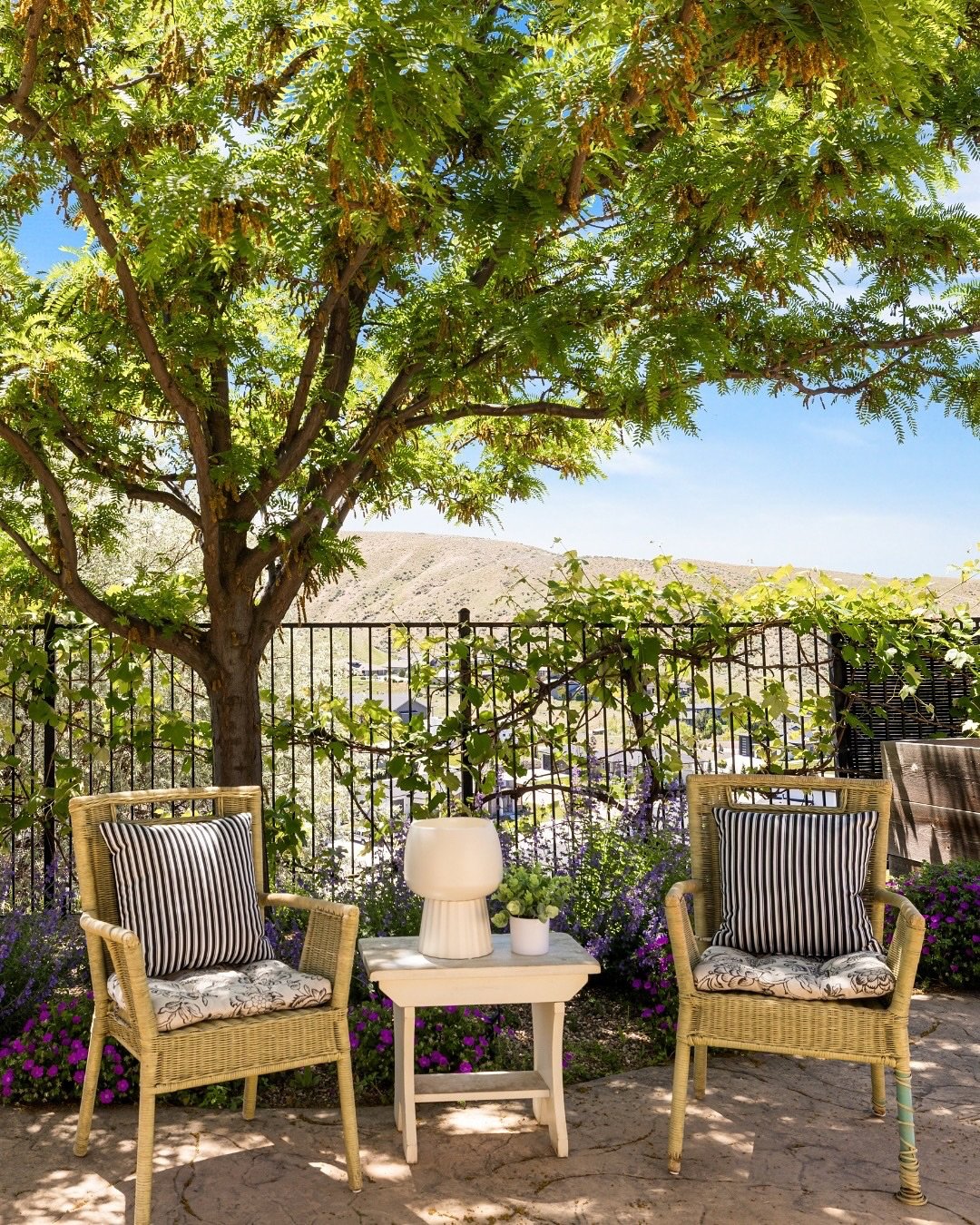 Home is a whole lot cooler when your view looks like this in the back ✨
⠀⠀⠀⠀⠀⠀⠀⠀⠀
Tucked away in the Boise Foothills is where we want to be; enjoy timeless luxury with incredible views on ~1 acre of resort-like property 🏡 

Did we mention it&rsquo;s