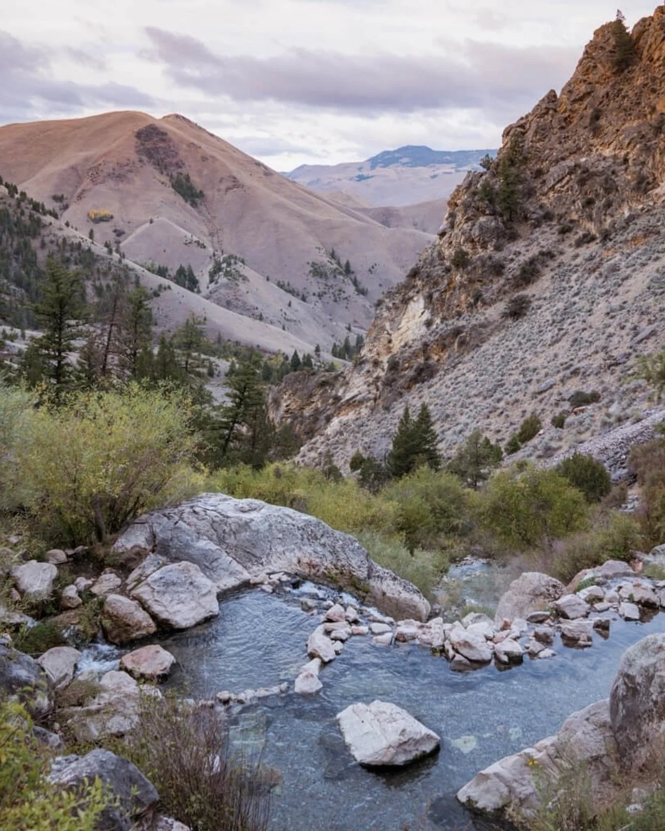 If you needed another reason to love Idaho&hellip; ✨
⠀⠀⠀⠀⠀⠀⠀⠀⠀
As we creep into cooler weather, we can only dream of a relaxing soak in one of Idaho&rsquo;s many beautiful hot springs! ♨️
⠀⠀⠀⠀⠀⠀⠀⠀⠀
These geothermal pools, nestled amongst breathtaking